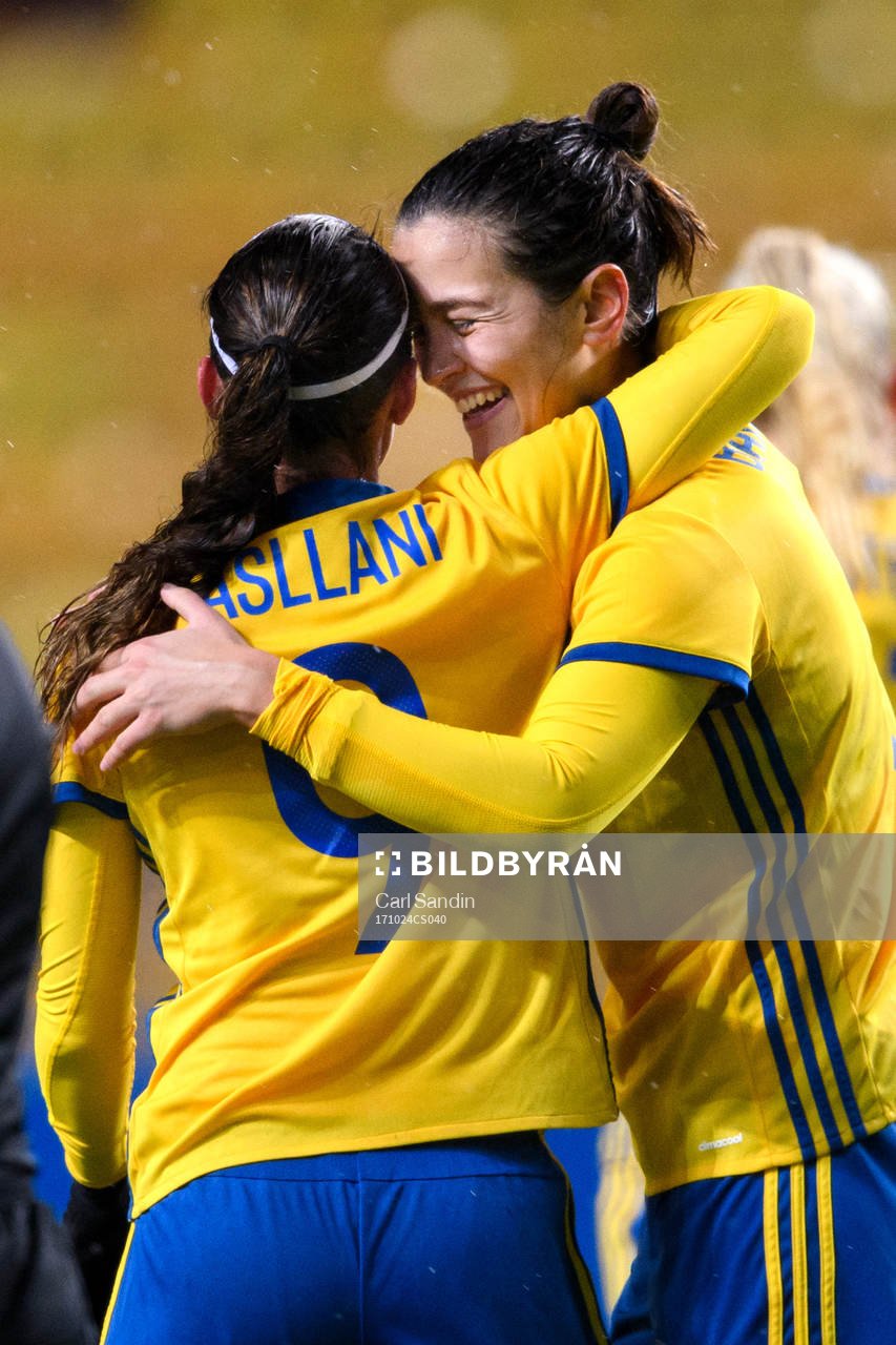 Sveriges Kosovare Asllani och Marija Banusic jublar
