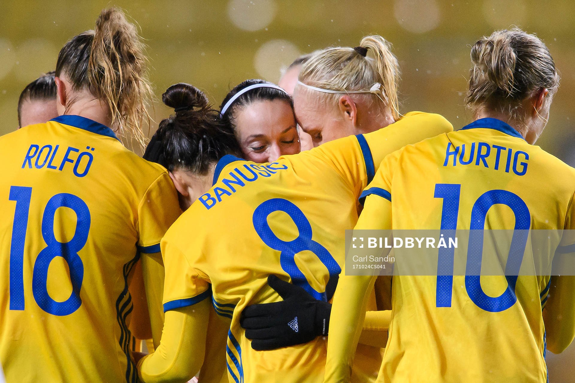 Sveriges Kosovare Asllani jublar