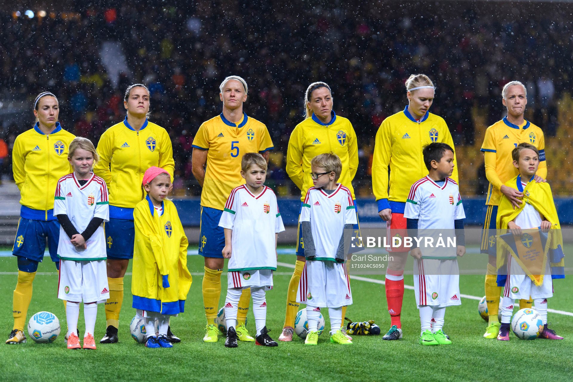 Sveriges Kosovare Asllani, Marija Banusic, Nilla Fischer, Linda Sembrant, målvakt Hedvig Lindahl och Caroline Seger vid lineup innan VM-kvalmatchen i fotboll mellan Sverige och Ungern den 24 oktober 2017 i Borås.
