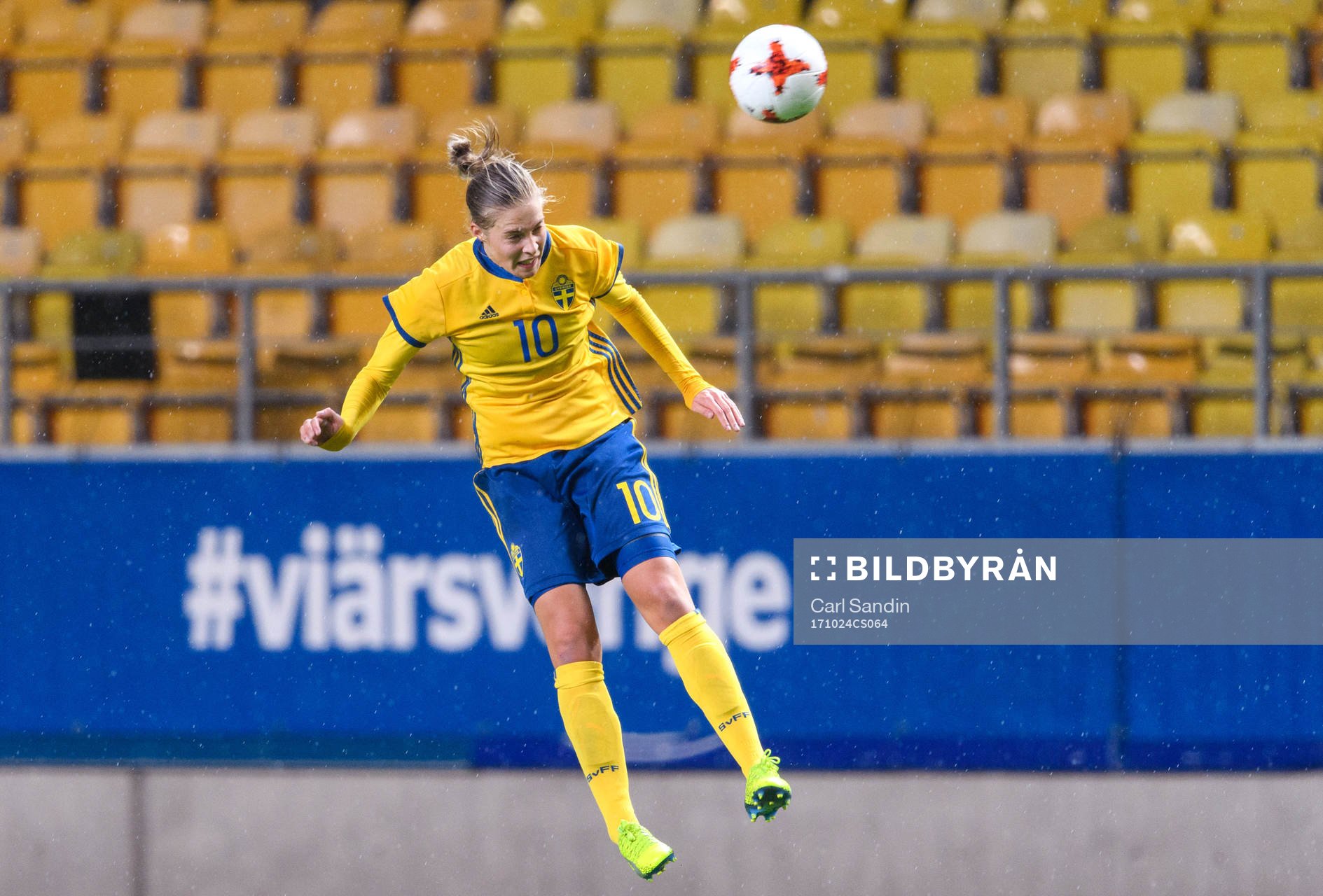 Sveriges Lina Hurtig nickar bollen
