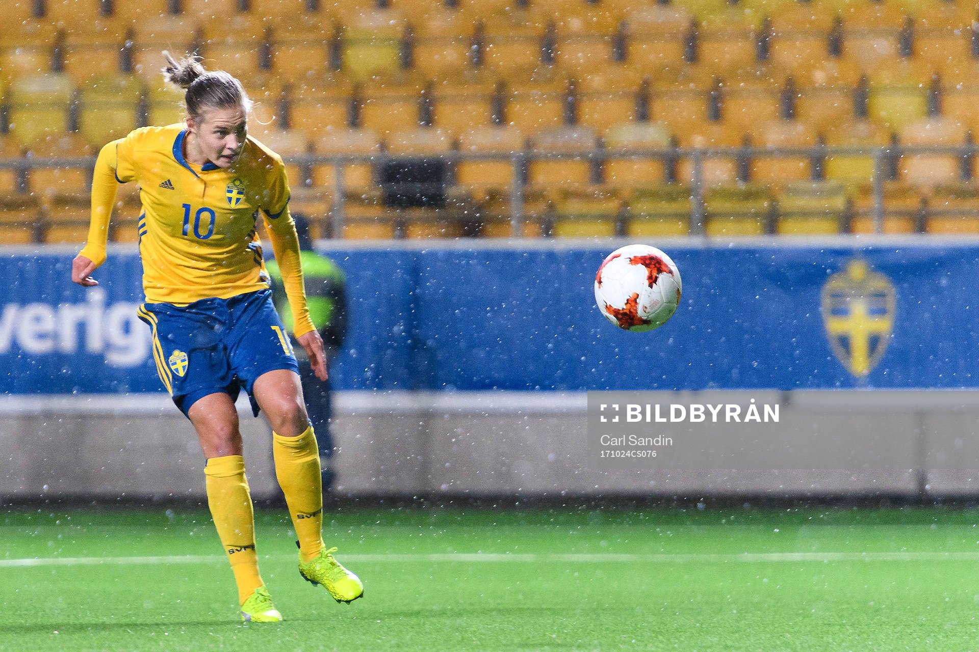 Sveriges Lina Hurtig nickar bollen till 1-0