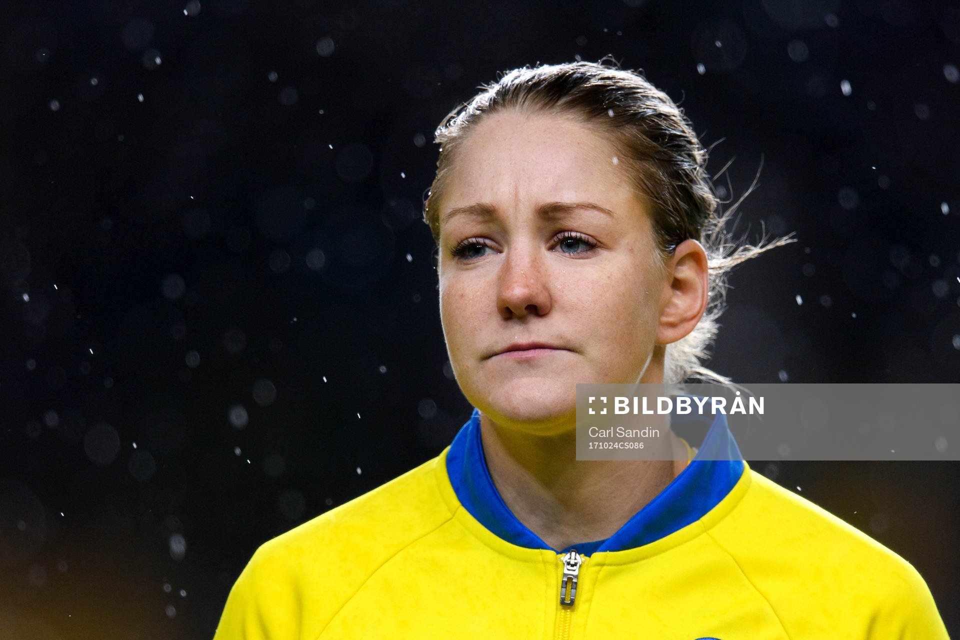 Mia Carlsson vid lineup innan VM-kvalmatchen i fotboll