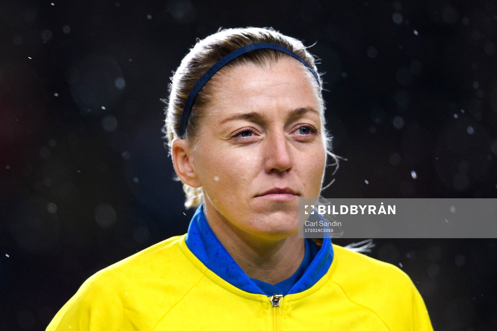 Sveriges Linda Sembrant vid lineup innan VM-kvalmatchen i