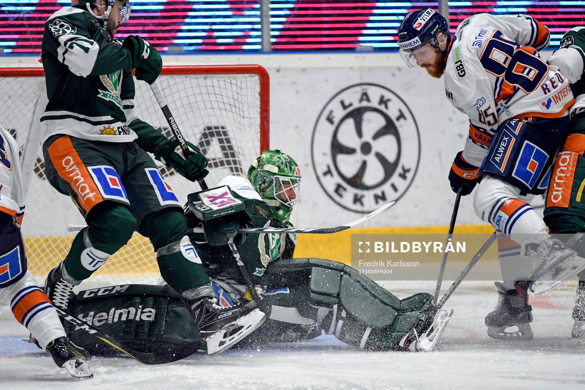 Färjestads målvakt Stefan Steen och Växjös Liam Reddox