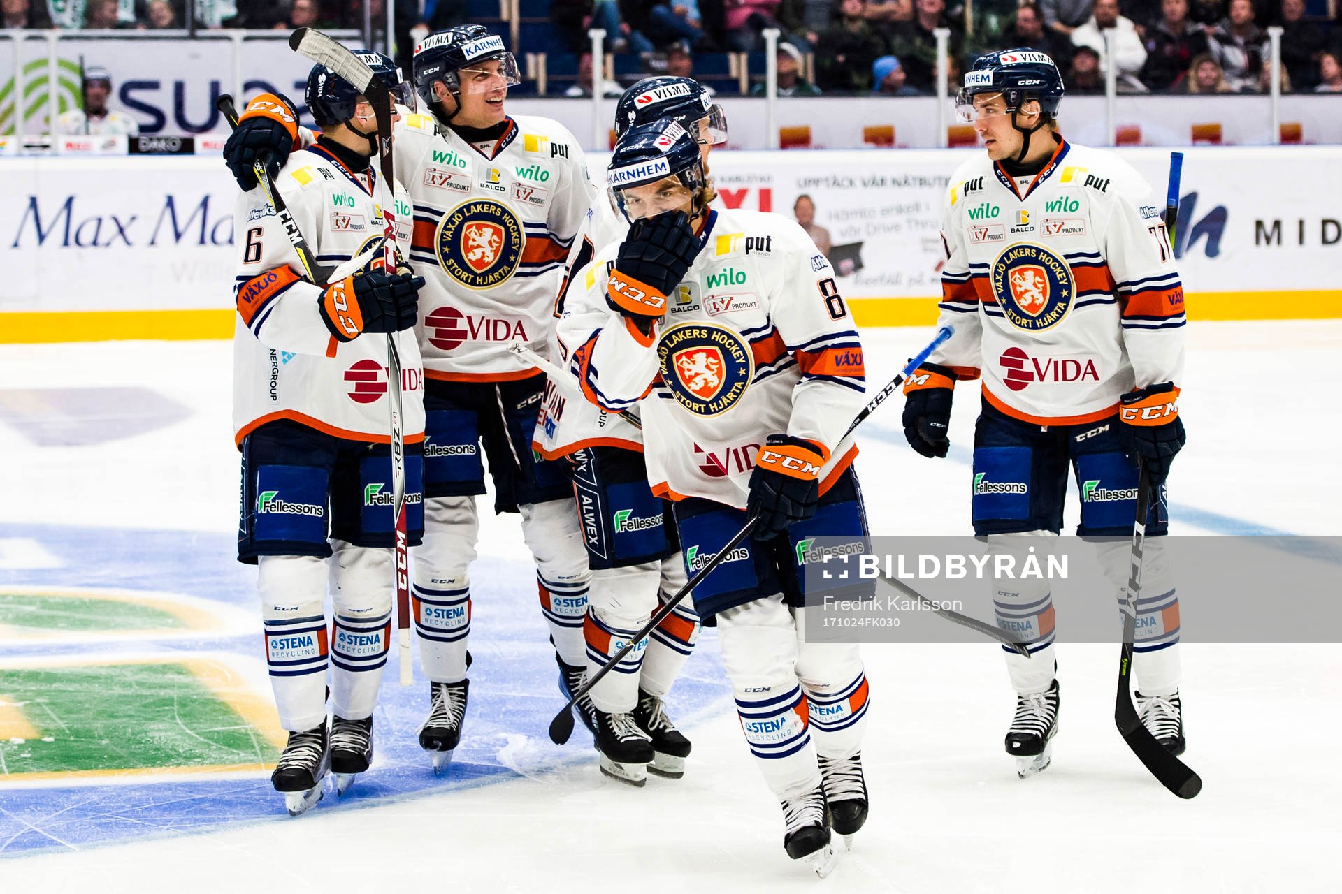 Växjös Adam Brodecki med lagkamrater jublar