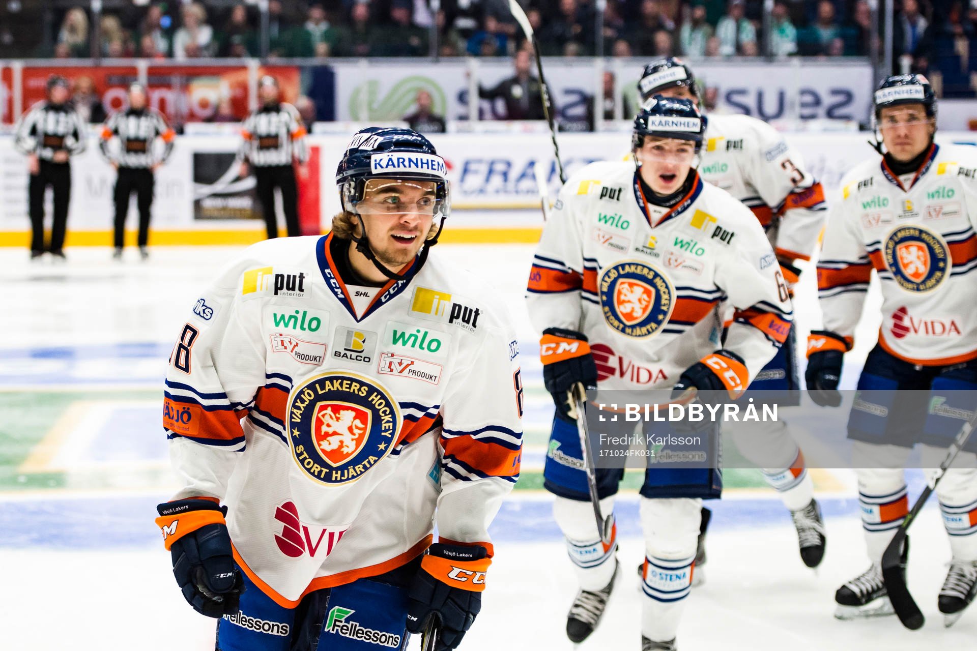 Växjös Adam Brodecki med lagkamrater jublar