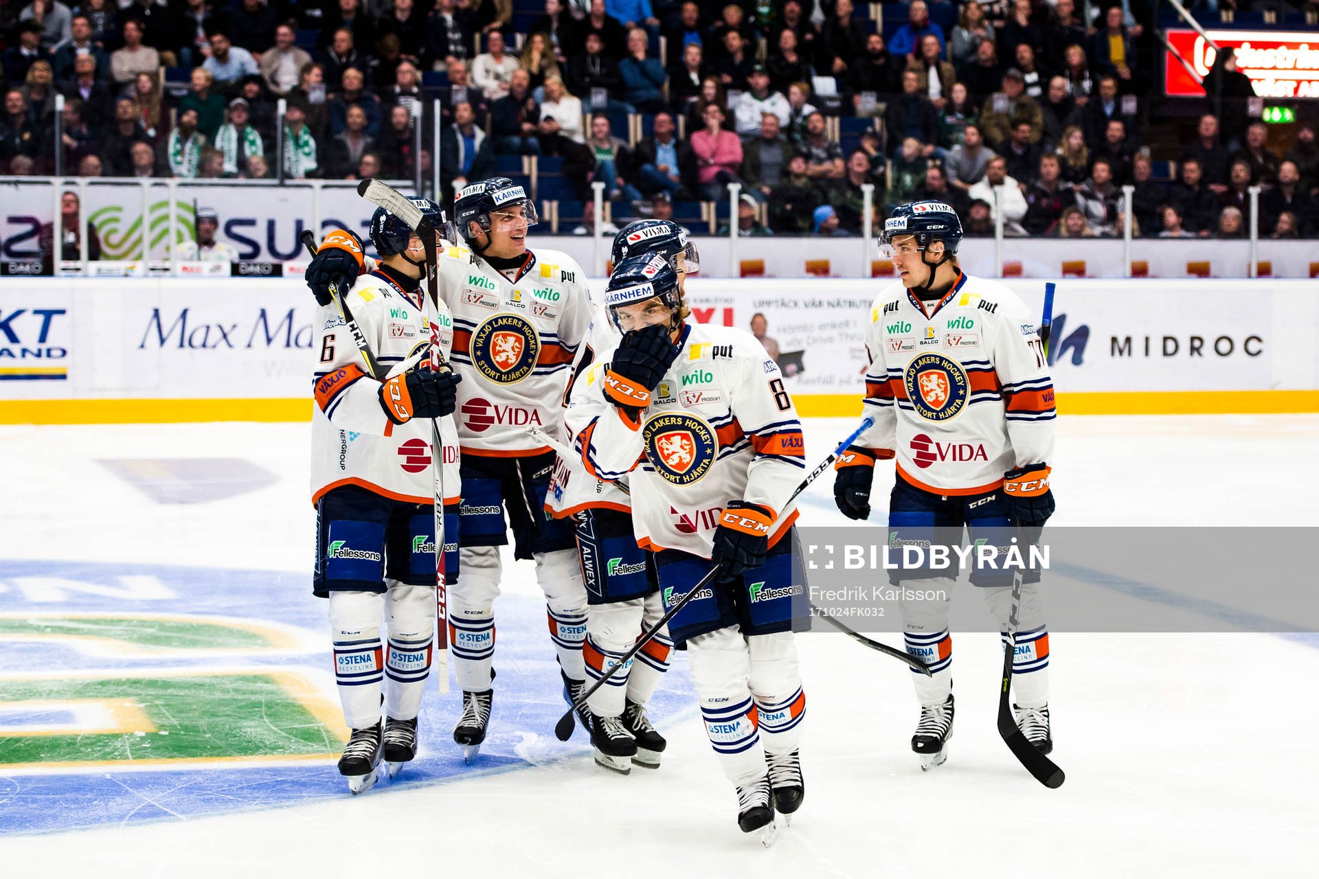 Växjös Adam Brodecki med lagkamrater jublar