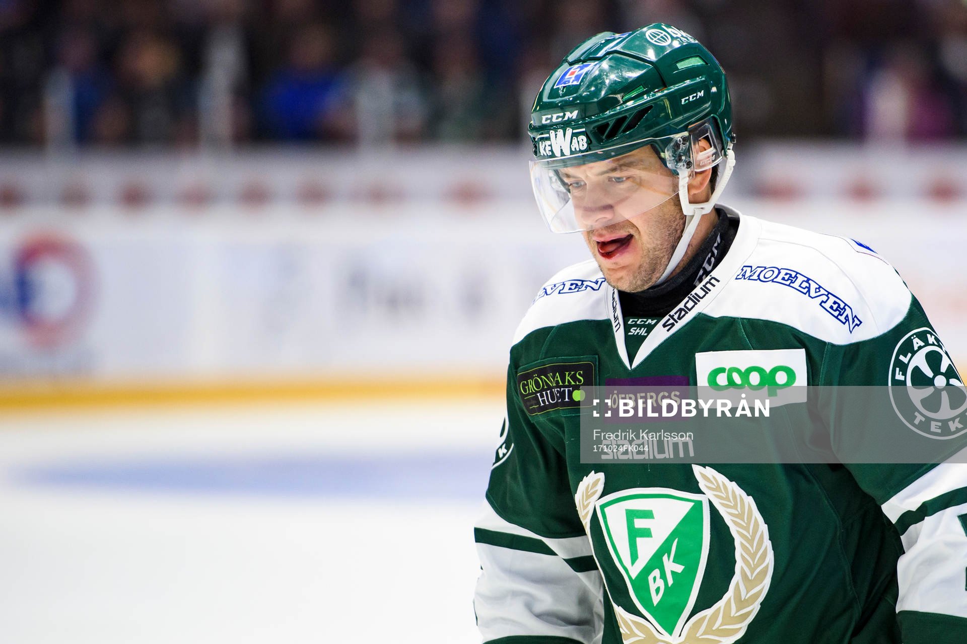 Färjestads Niklas Fogström åker ut med blödande mun