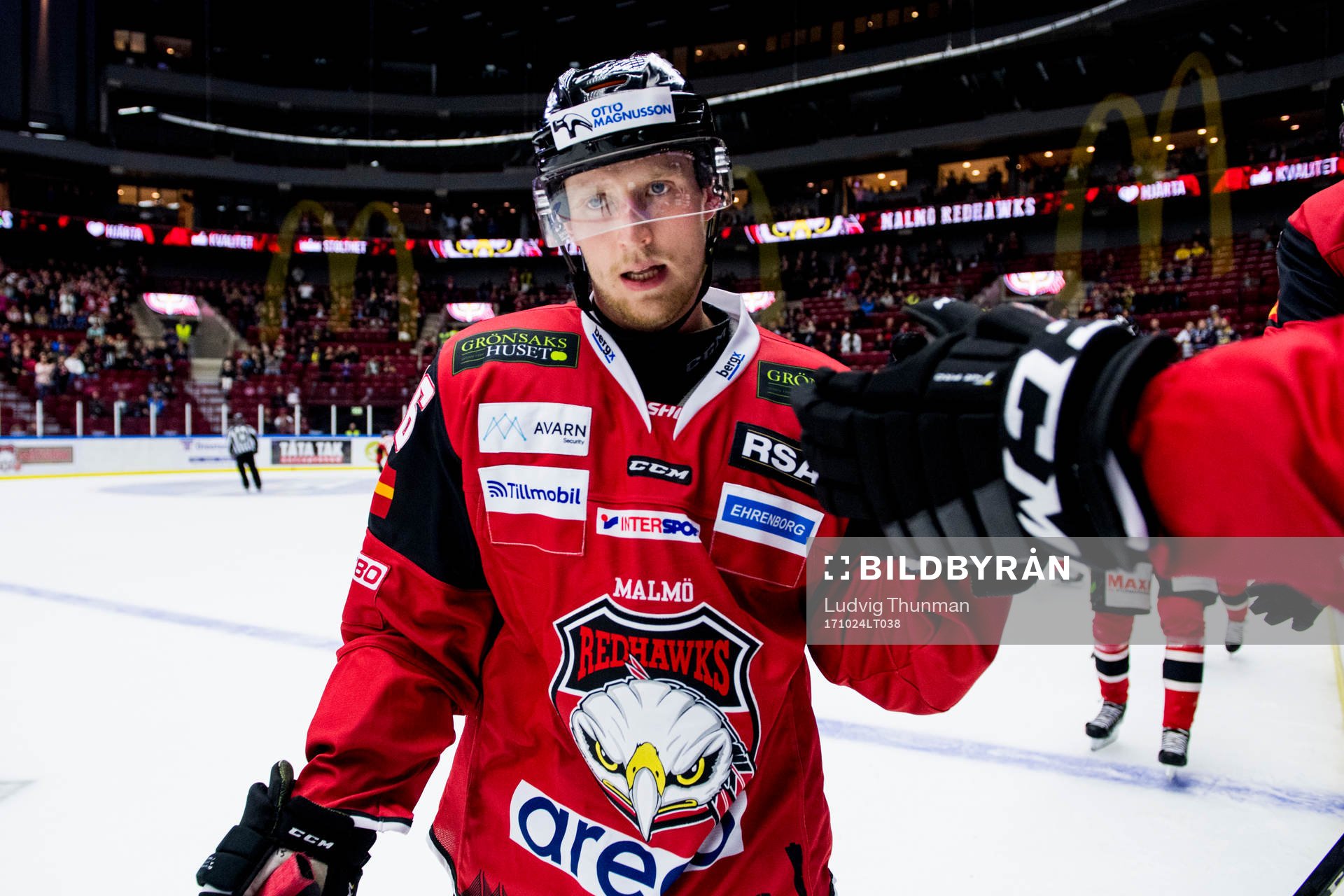 Malmö Redhawks Axel Wemmenblorn jublar med lagkamraterna