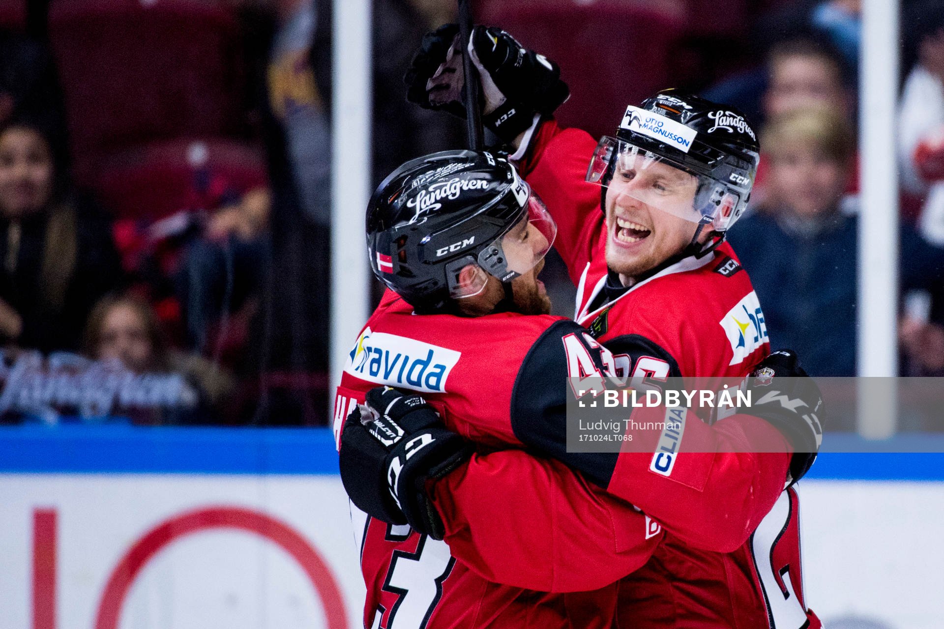 Malmö Redhawks Axel Wemmenblorn kramas om av Nichlas Hardt