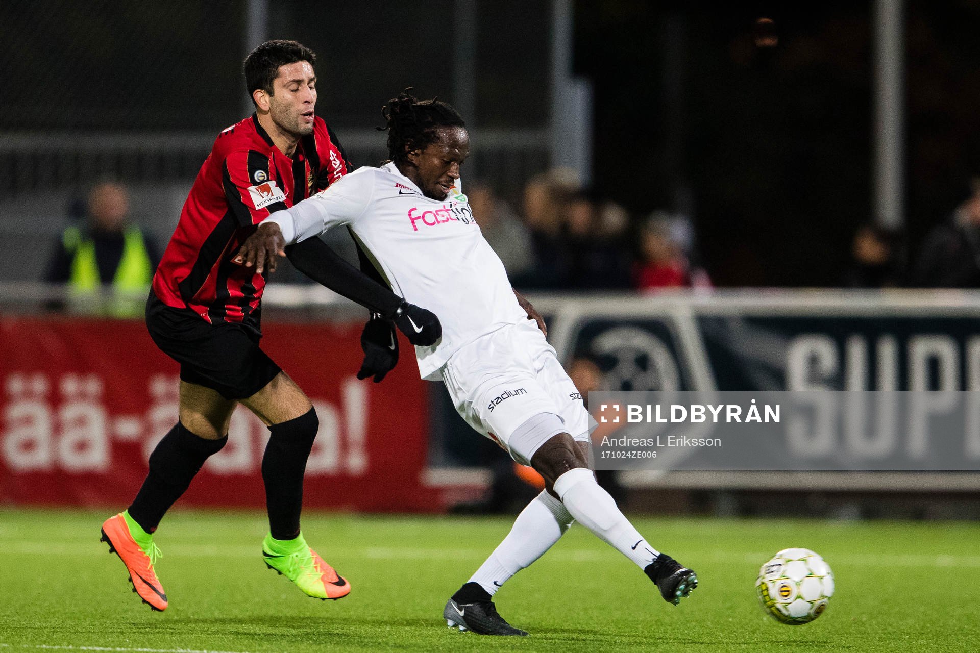 Brommapojkarnas Luca Gerbino Polo i kamp om bollen med
