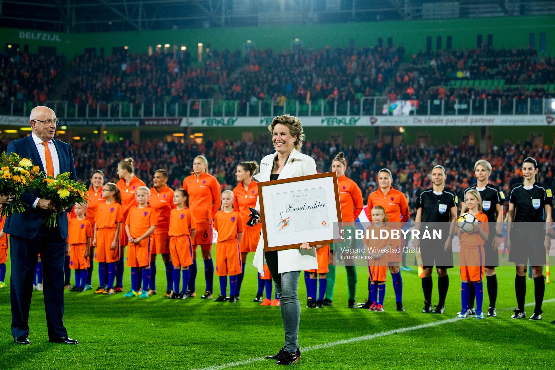 Daphne Koster receives a prize