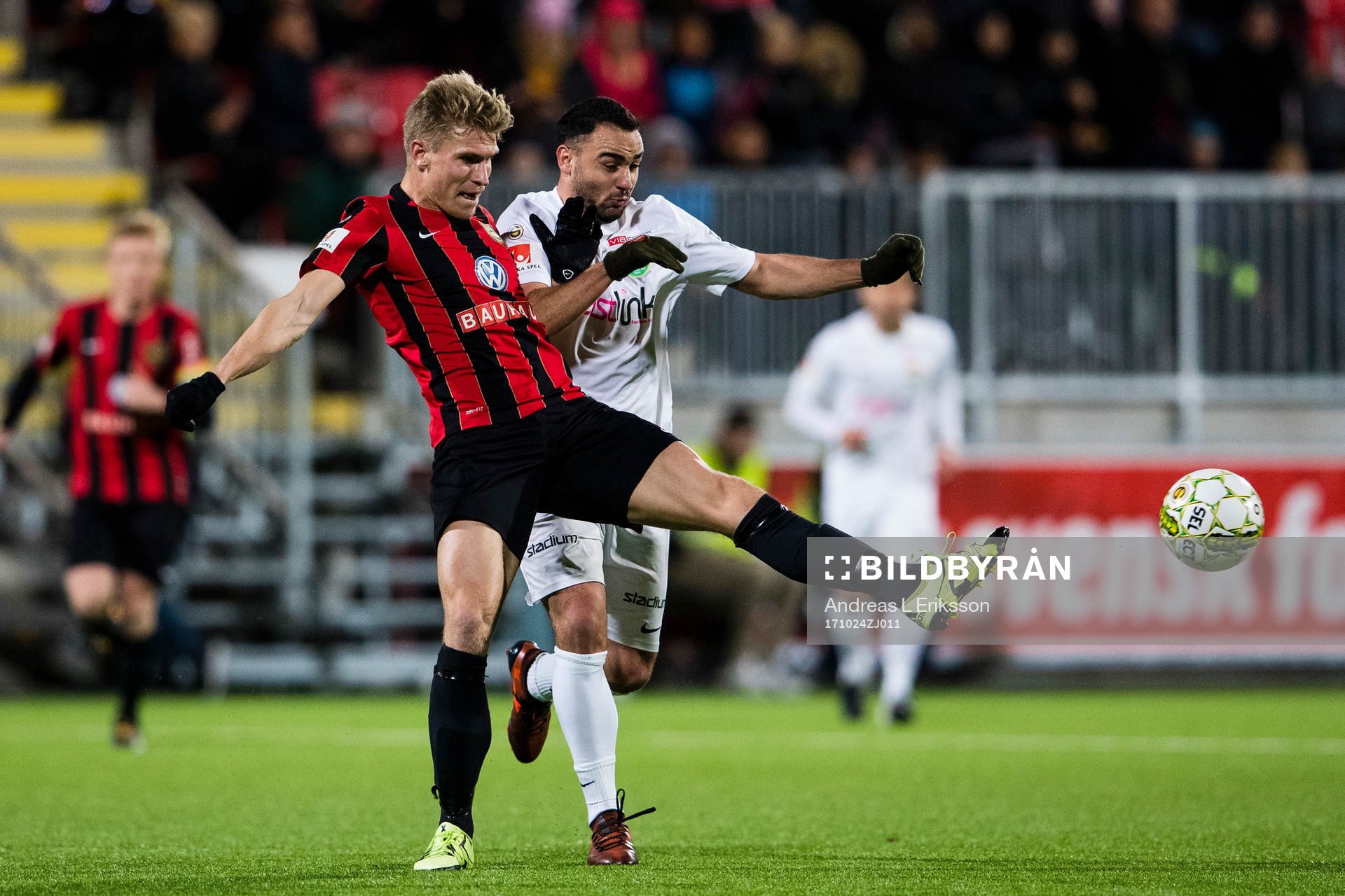 Brommapojkarnas Carl Starfelt i kamp om bollen med Dalkurds