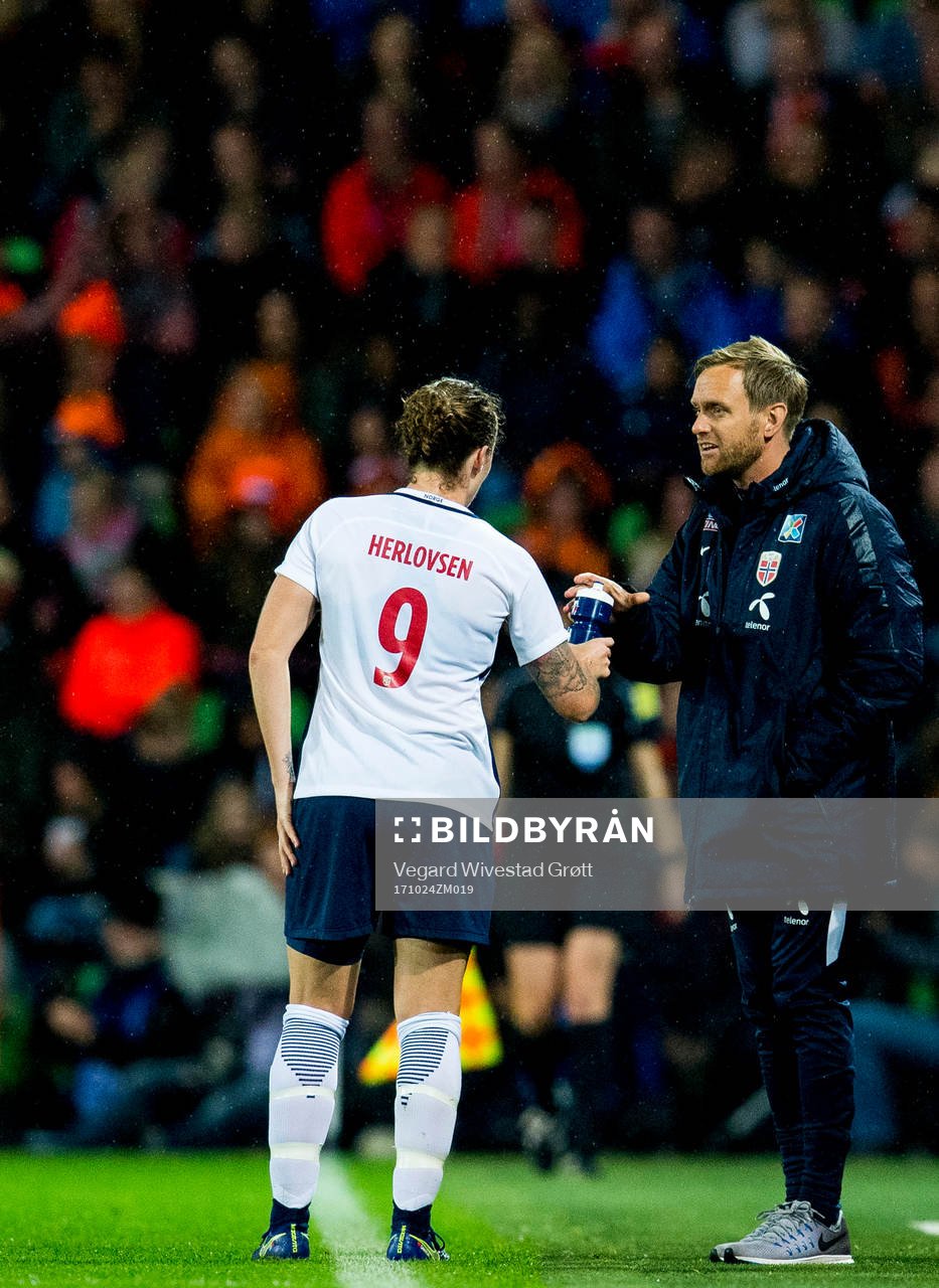 Isabell Herlovsen of Norway and Martin Sjögren, head coach