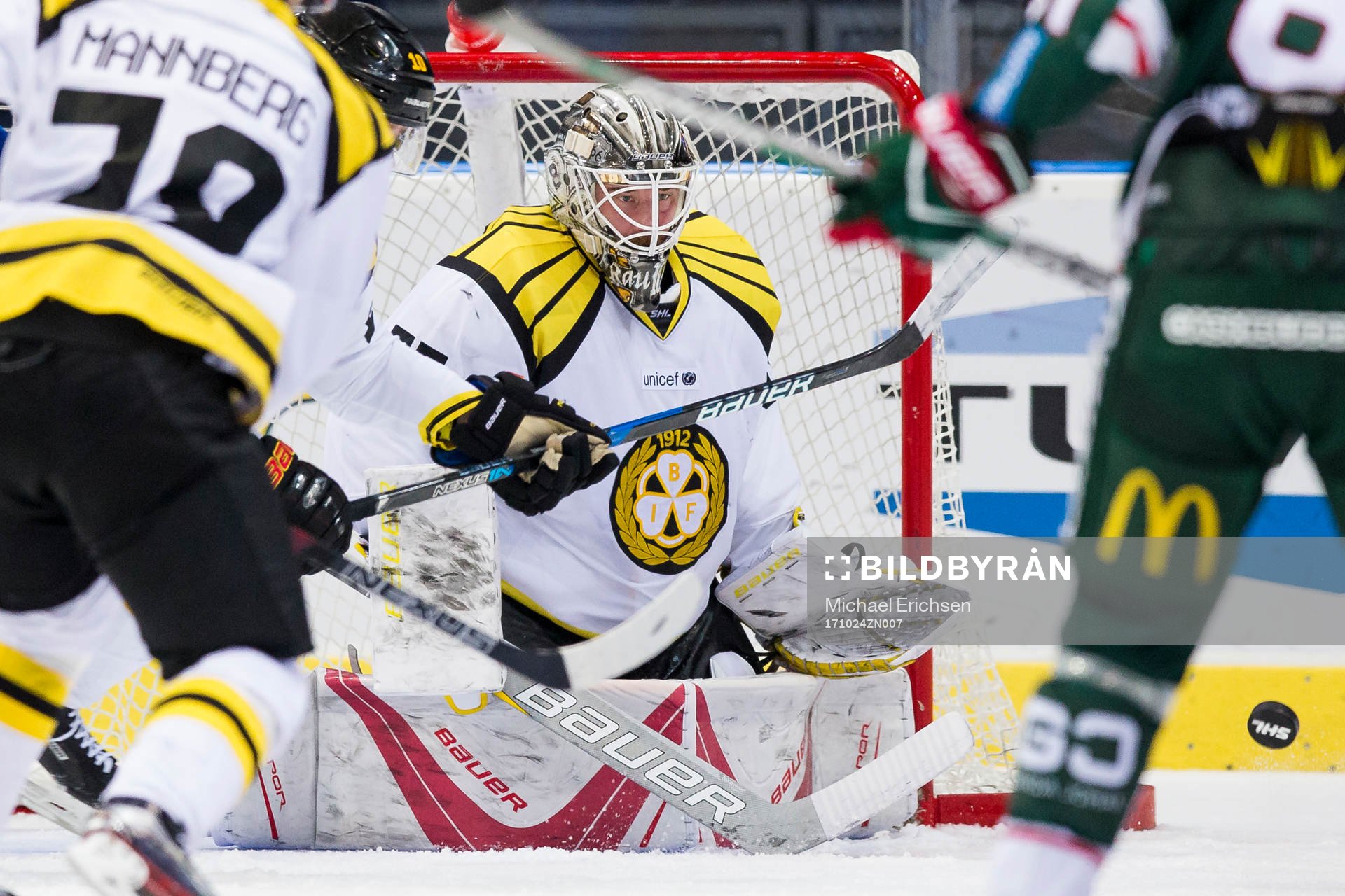 Brynäs målvakt David Rautio räddar ett skott