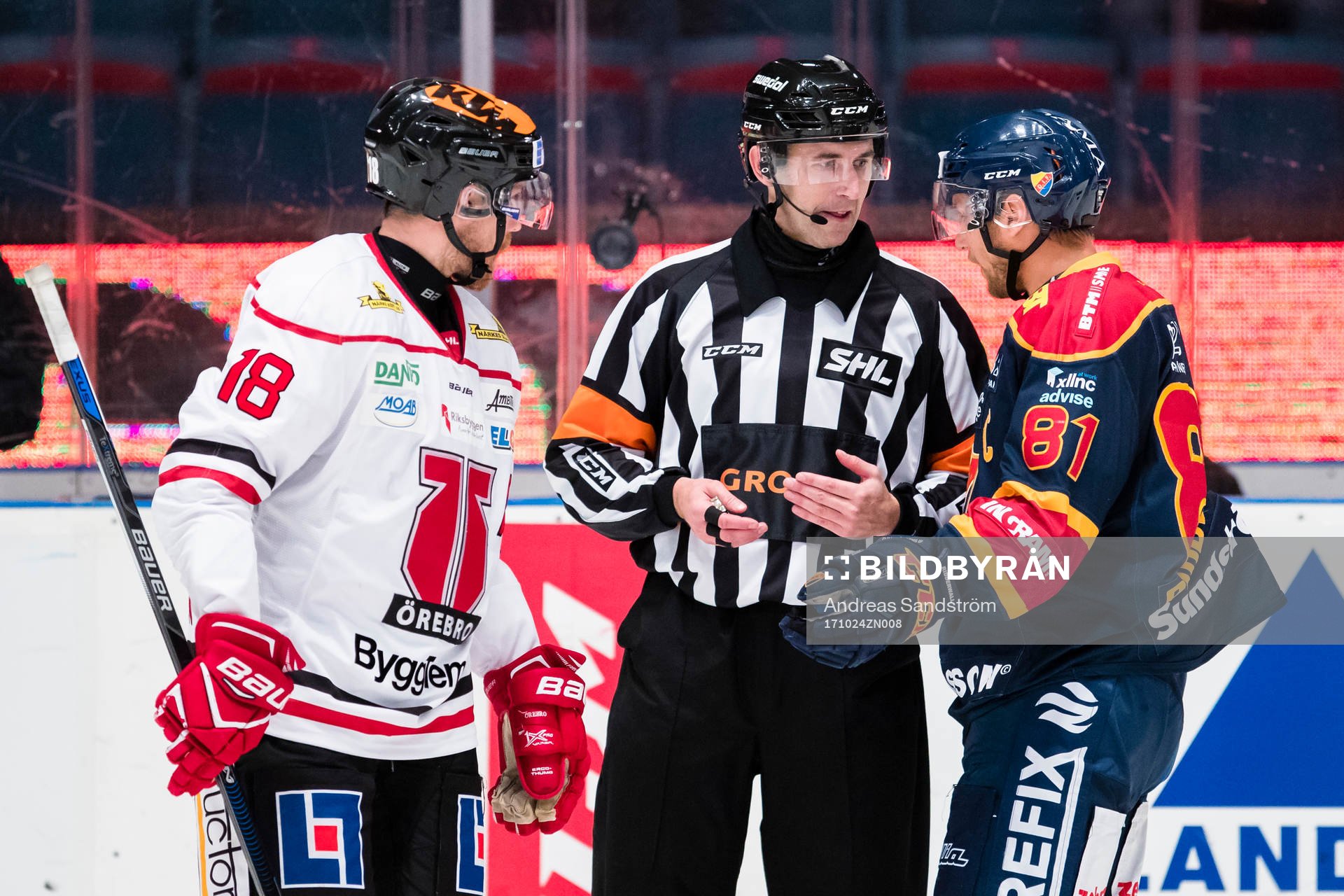 Djurgårdens Calle Ridderwall (h) diskuterar med Domare