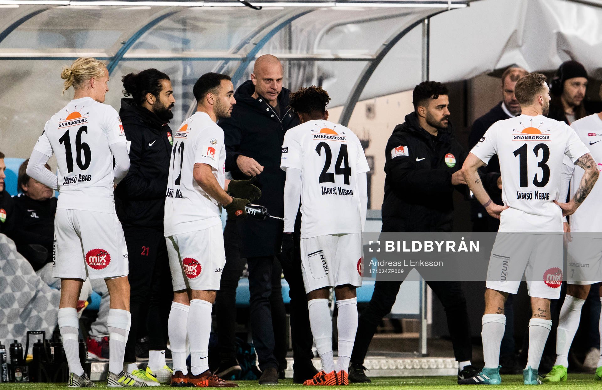 Dalkurds tränare Andreas Brännström talar med Henrik