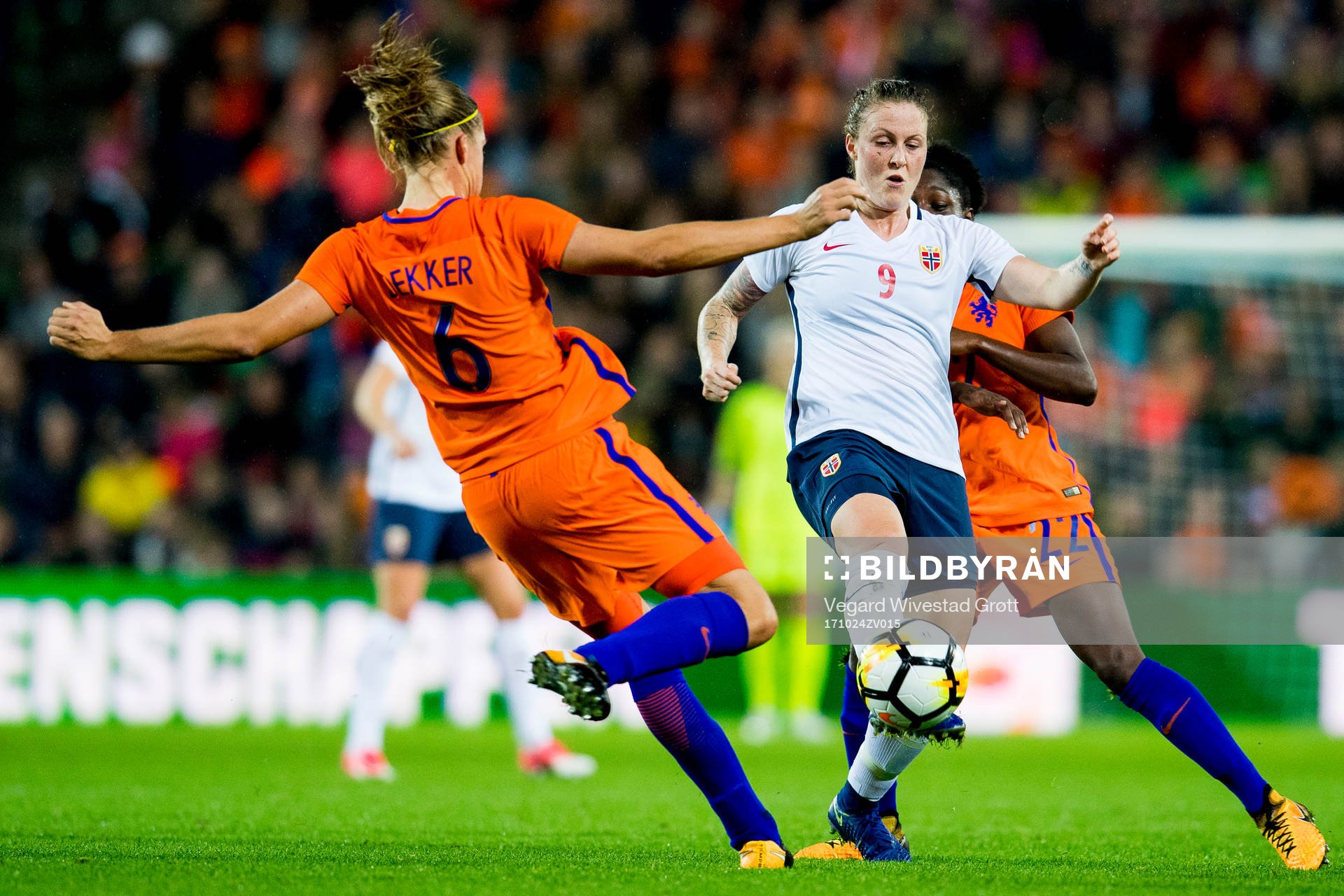 Anouk Dekker of Netherlands and Isabell Herlovsen of Norway