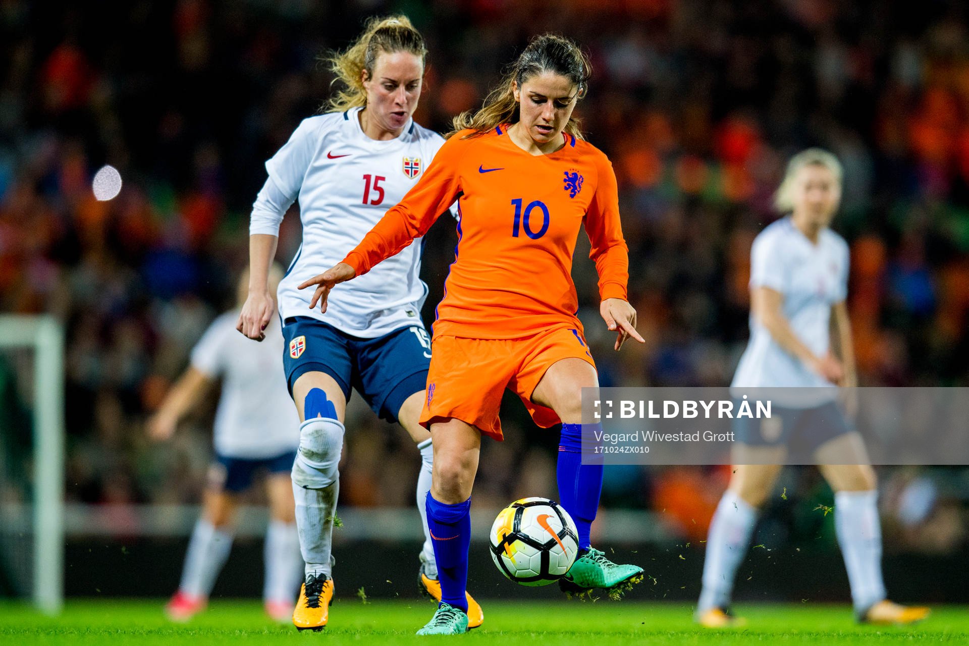 Ingrid Schjelderup of Norway and Danielle van de Donk of