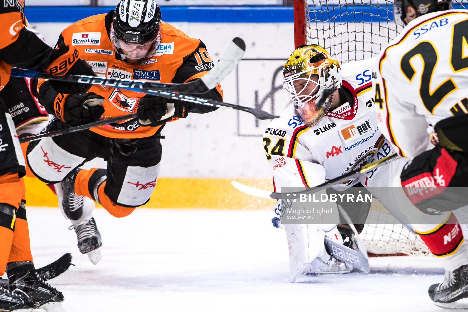 Karlskronas Mattias Guter  och Luleås målvakt Joel