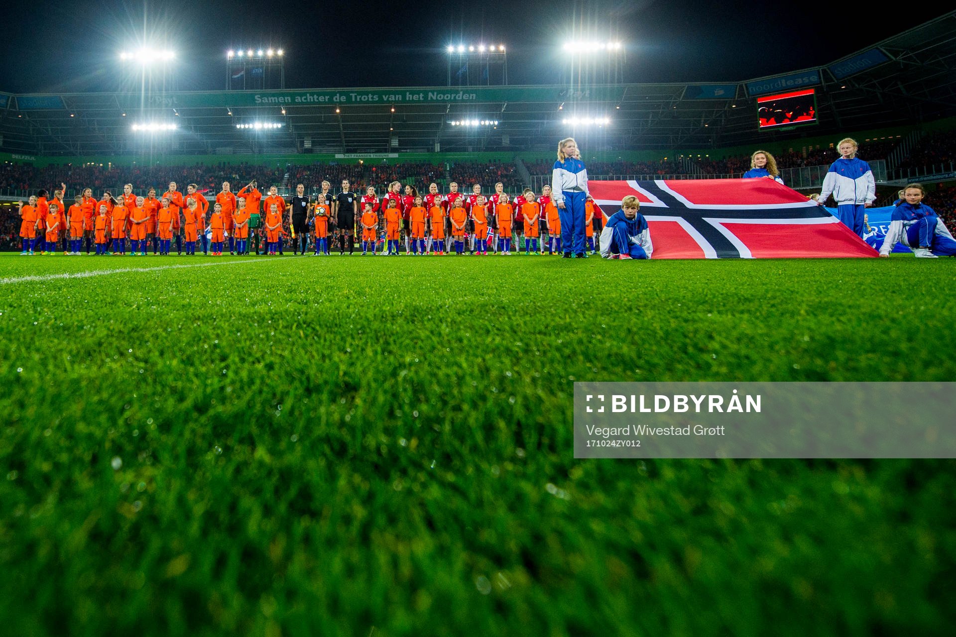 The teams line up ahead of the FIFA Women's World Cup Qualifier match between Netherlands and Norway on October 24, 2017 in Groningen.