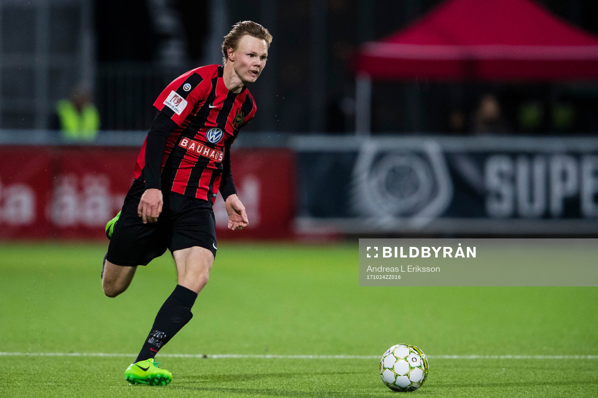 Brommapojkarnas Tim Söderström med bollen