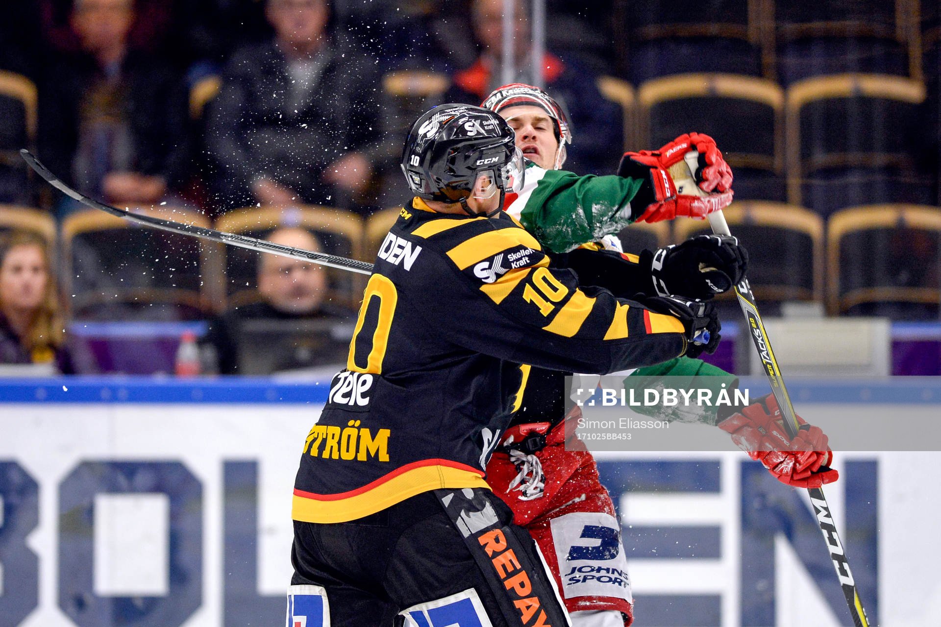 Skellefteås Joakim Lindström och Moras Matt Bailey i ett