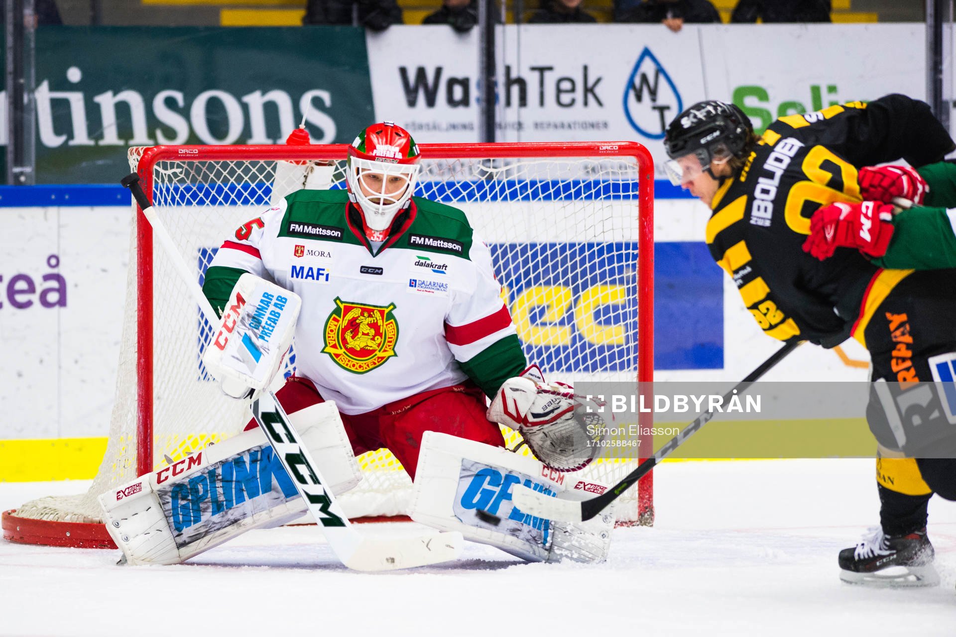 Skellefteås Jesper Olofsson skjuter mot Moras målvakt