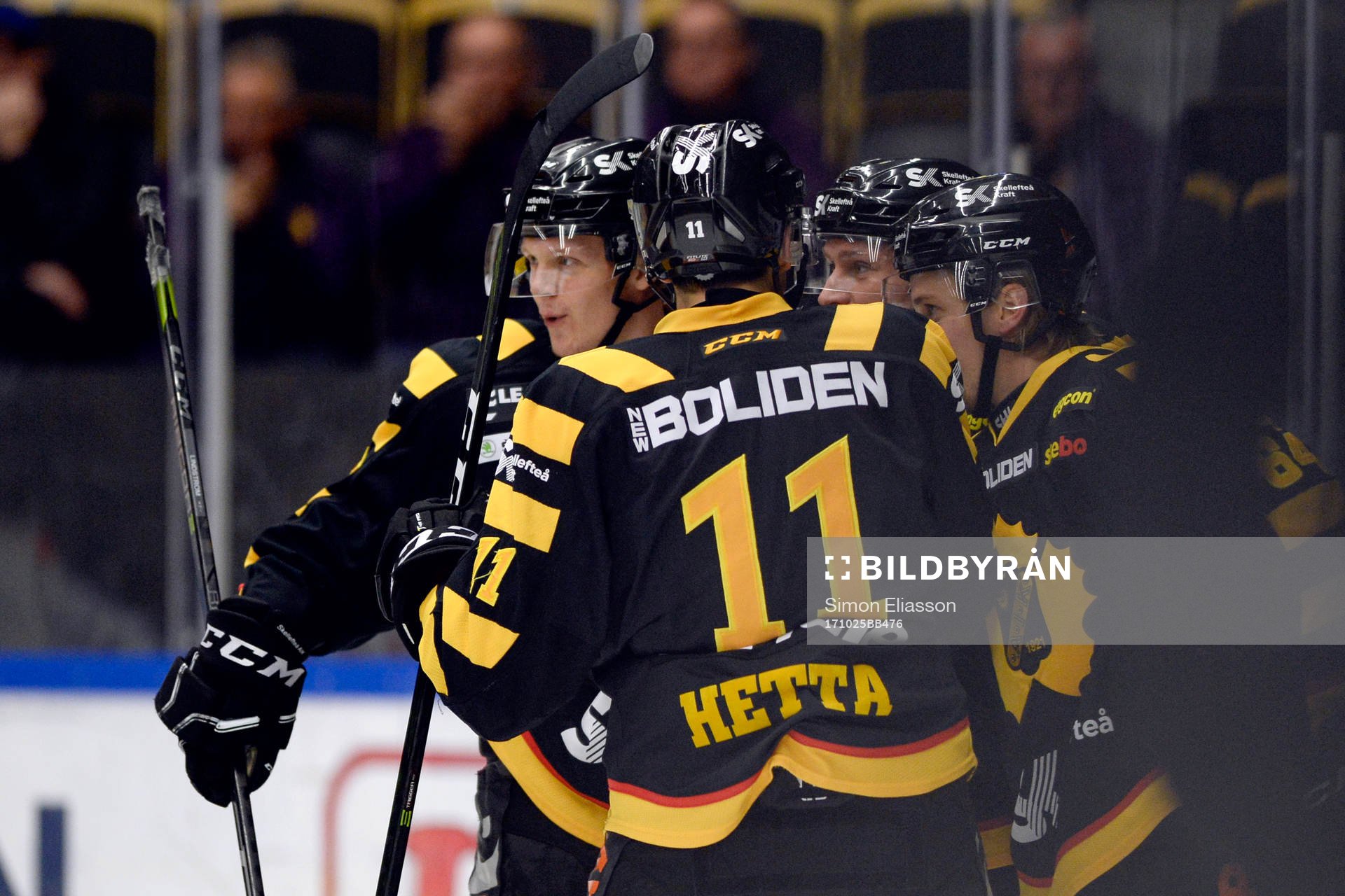 Skellefteås Jonathan Pudas jublar med lagkamrater