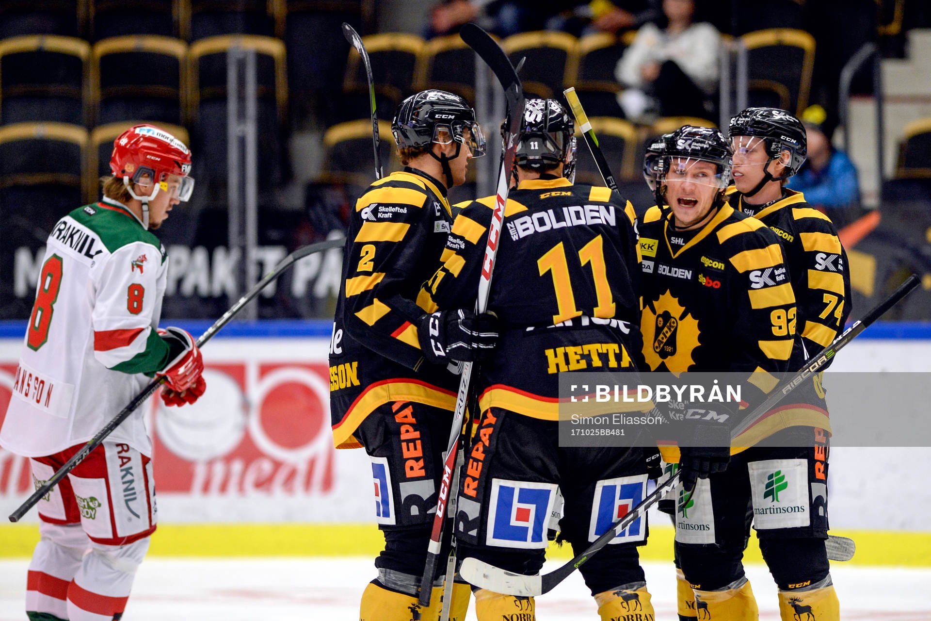 Skellefteås Simon Krekula jublar med lagkamrater