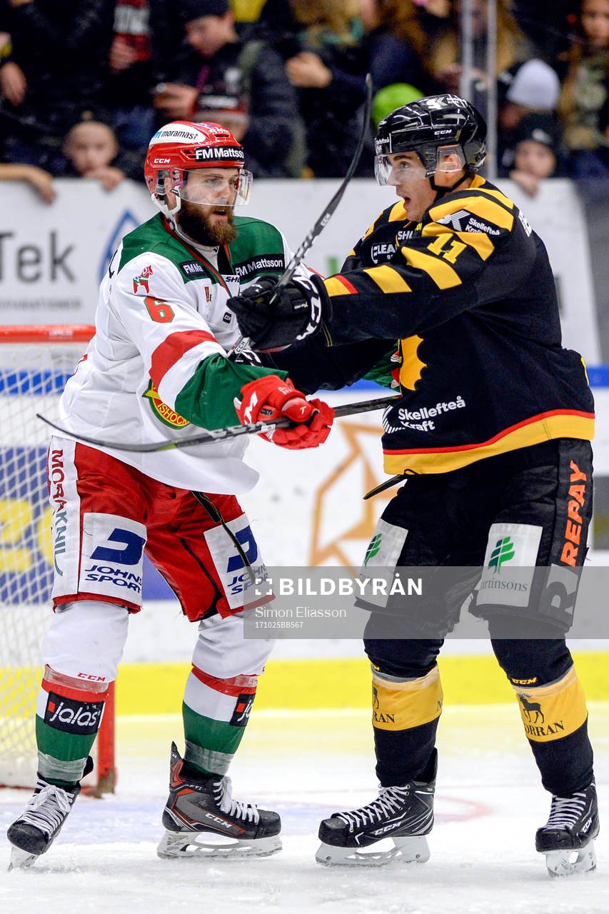Moras Steven Seigo och Skellefteås Henrik Hetta i ett gruff