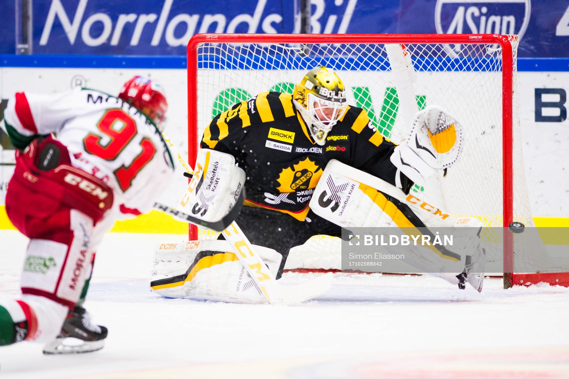 Moras Jacob Lagacé skjuter mot Skellefteås målvakt Joni