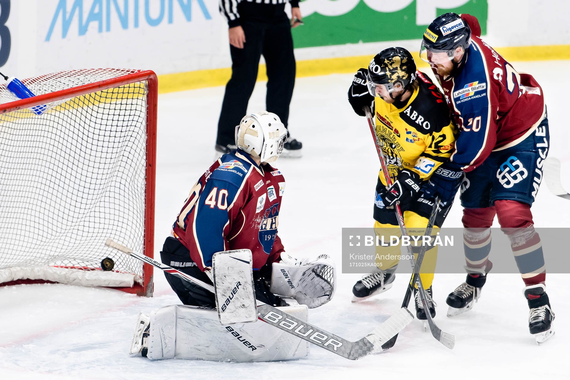 Halmstads målvakt Adam Orre ser Vimmerbys Jesper Kokkonen