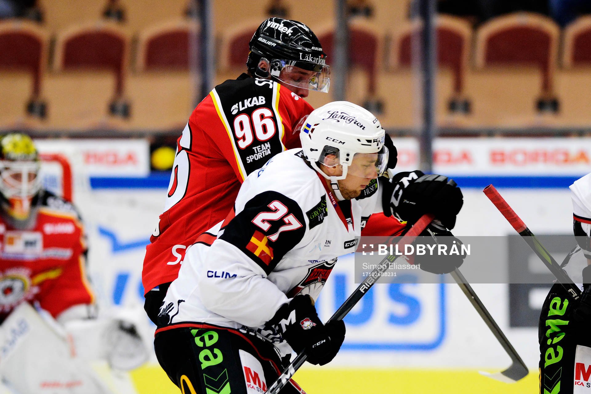 Luleås Robin Kovacs och Malmö Redhawks Daniel Zaar i