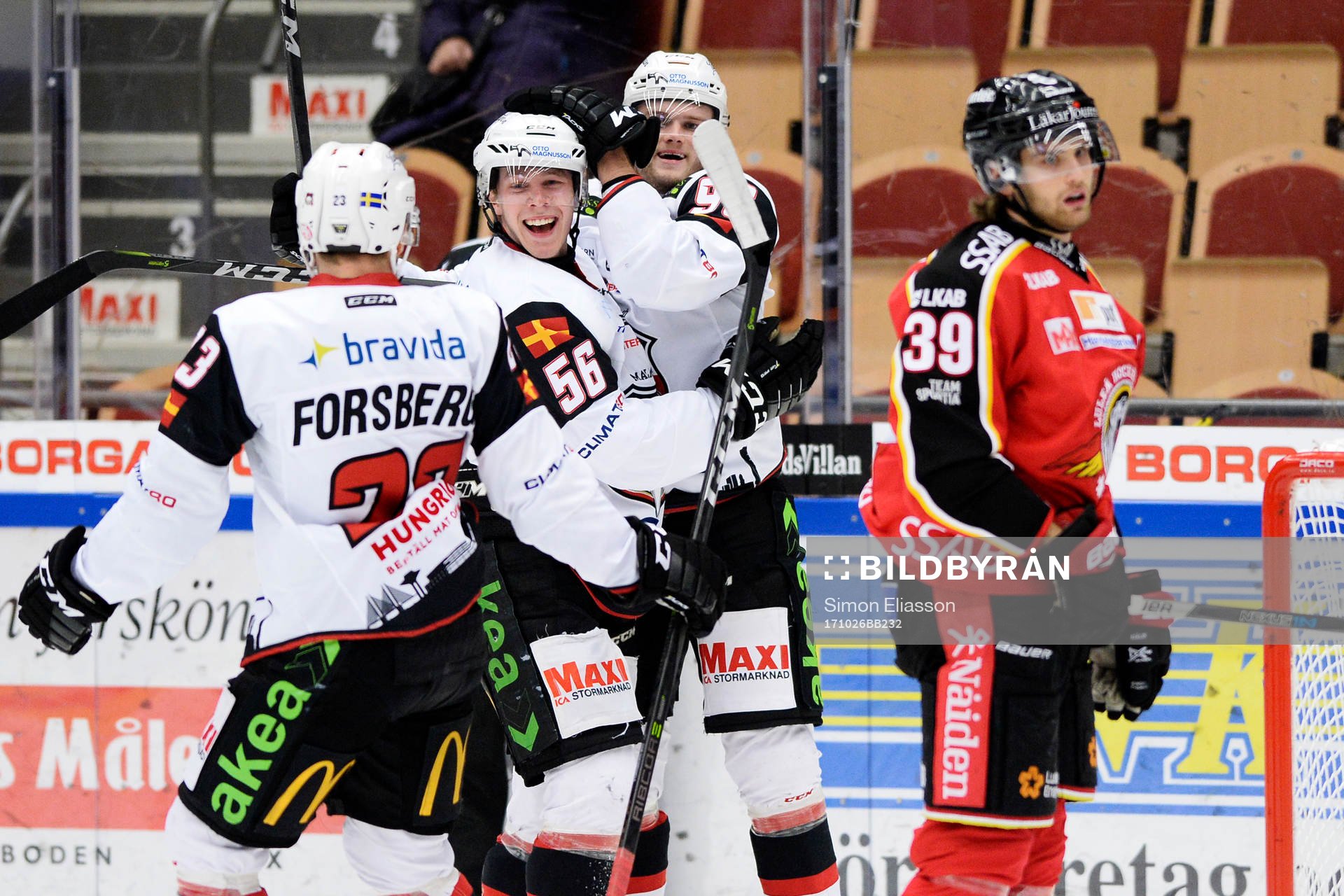 Malmö Redhawks Filip Lennström jublar med lagkamrater