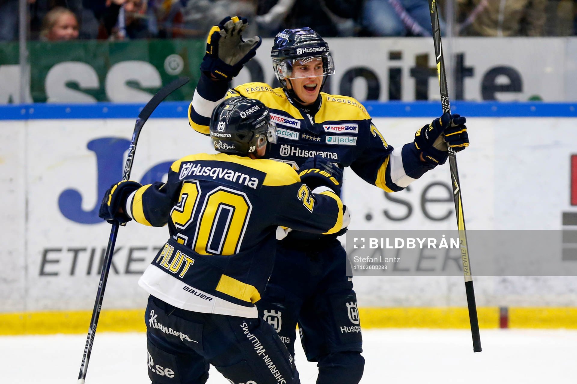 s Sebastian Wännström jublar med Lawrence Pilut