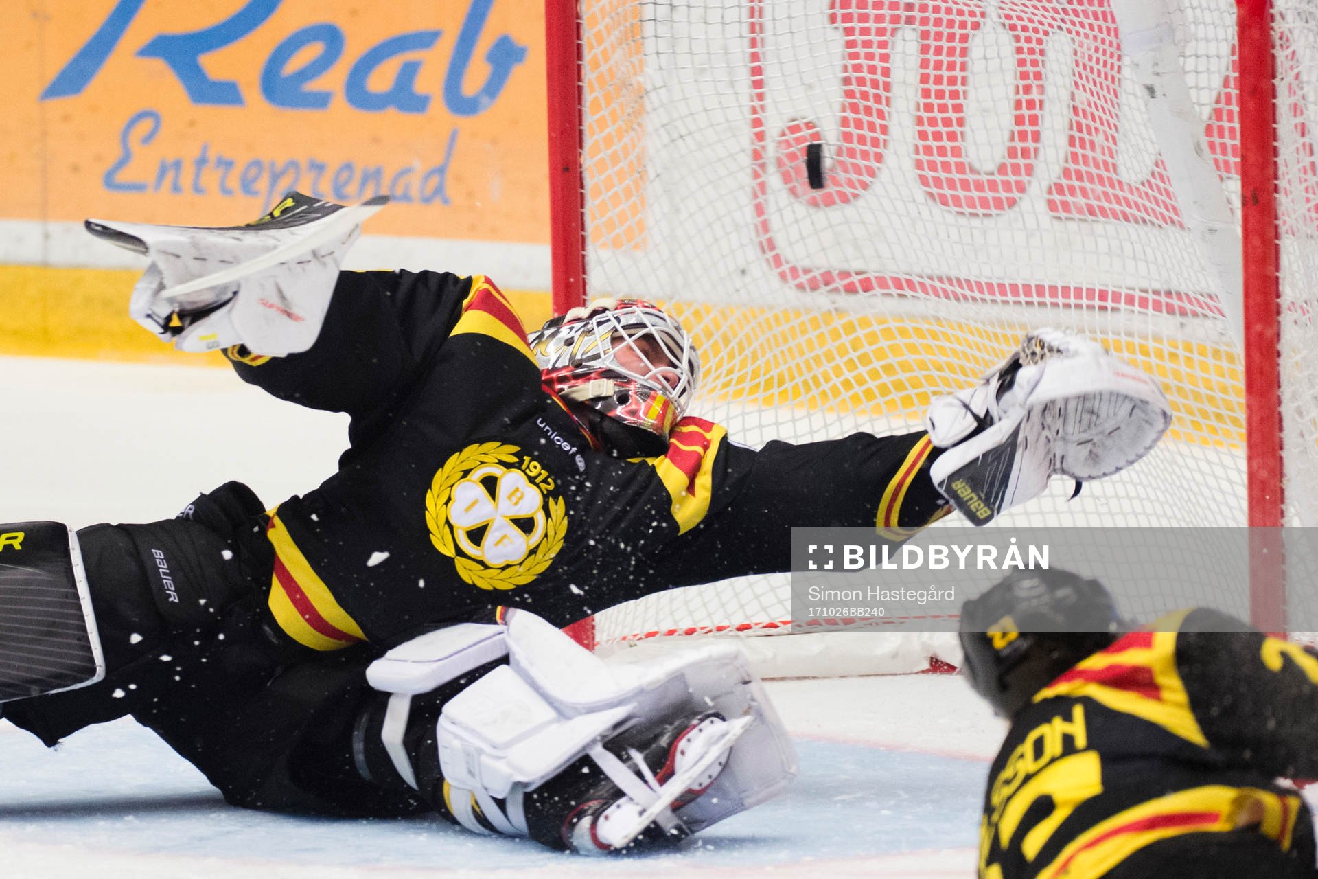 Brynäs målvakt Felix Sandström vid Färjestads 0-1 mål