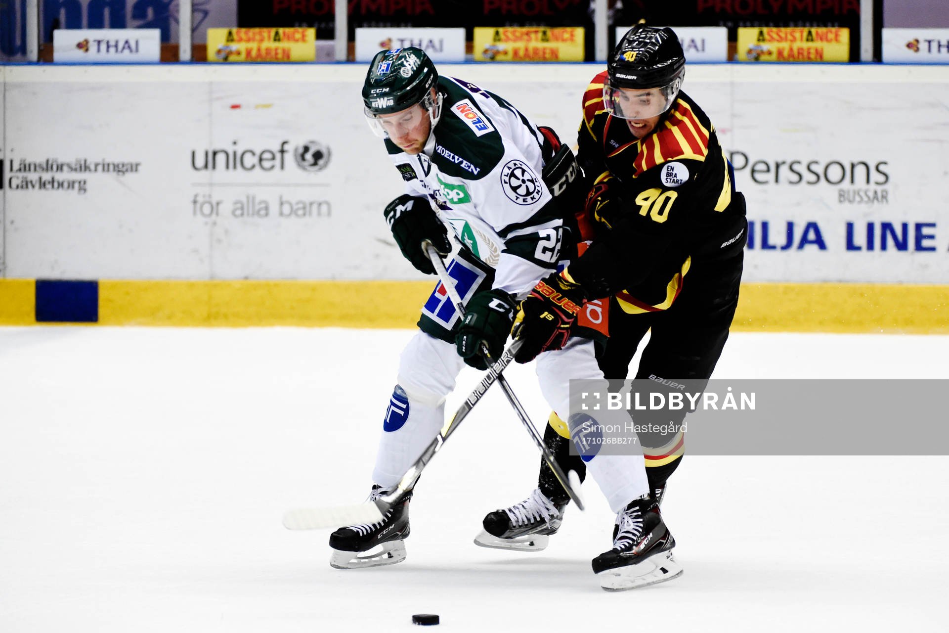 Färjestads Per Åslund och Brynäs Jesper Jensen i kamp om