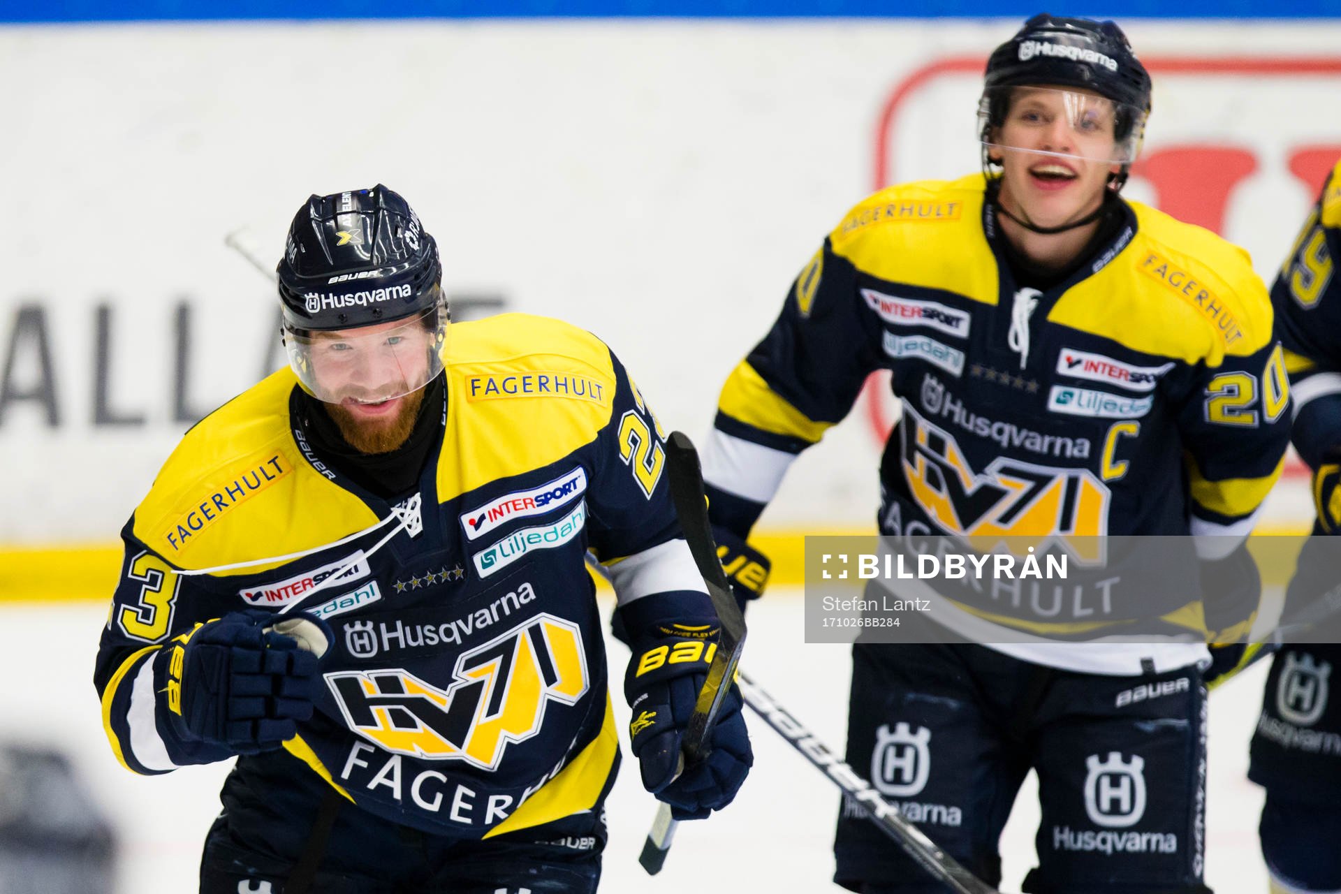 s Robin Figren och Lawrence Pilut jublar
