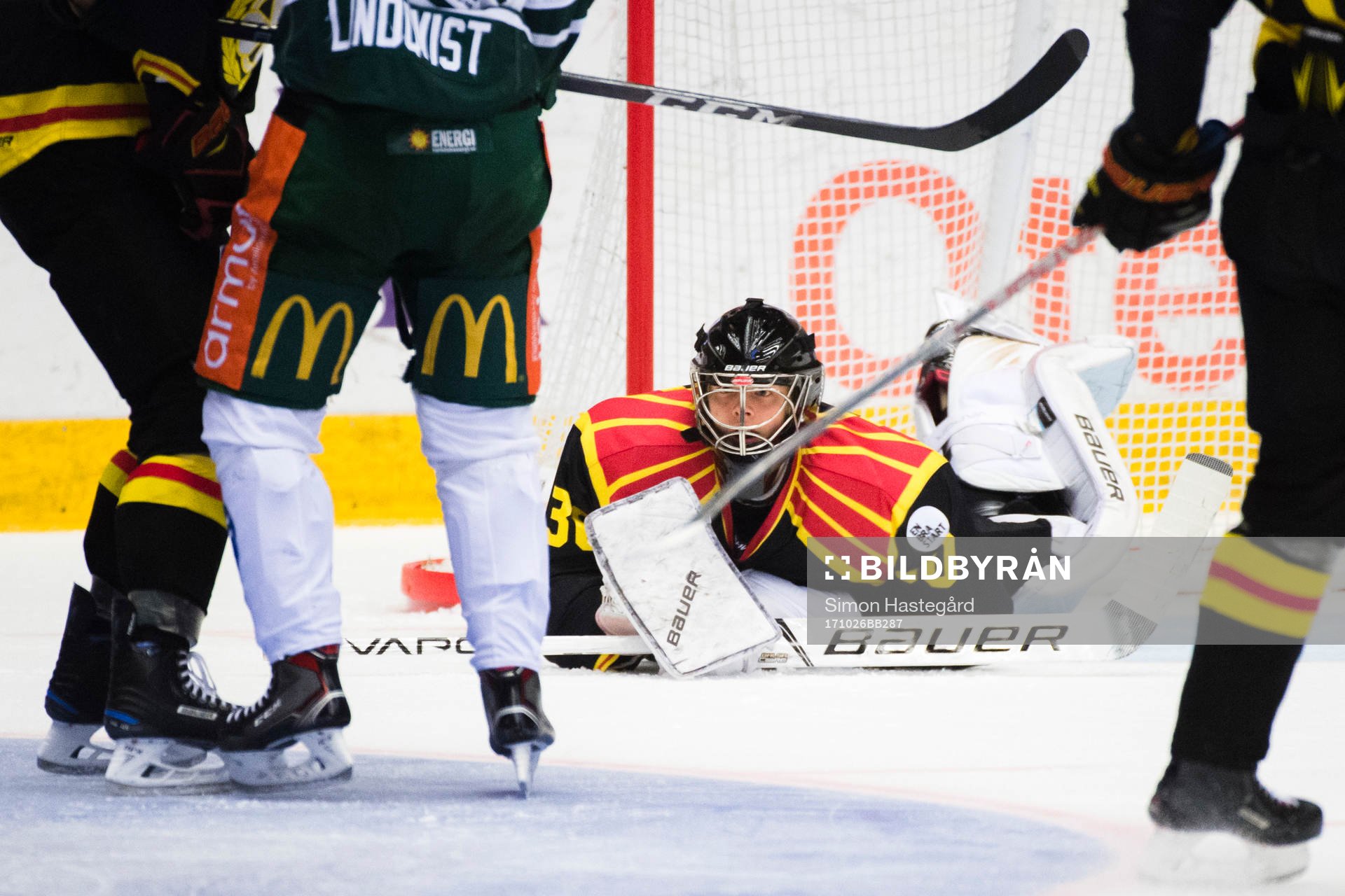 Brynäs målvakt Samuel Ersson räddar skott