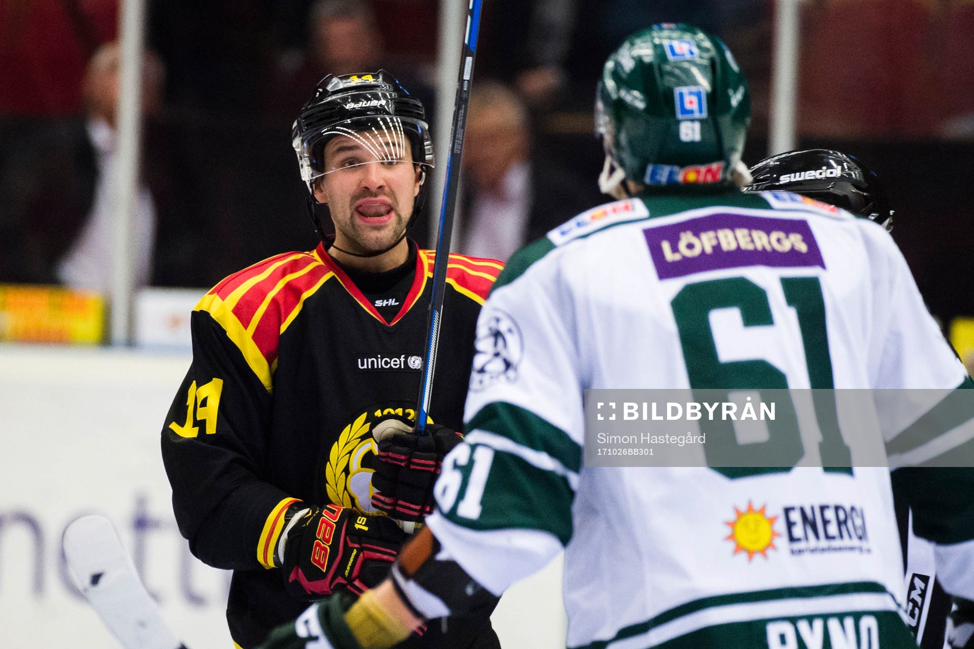 Irriterat mellan Brynäs Johan Alcén och Färjestads Johan