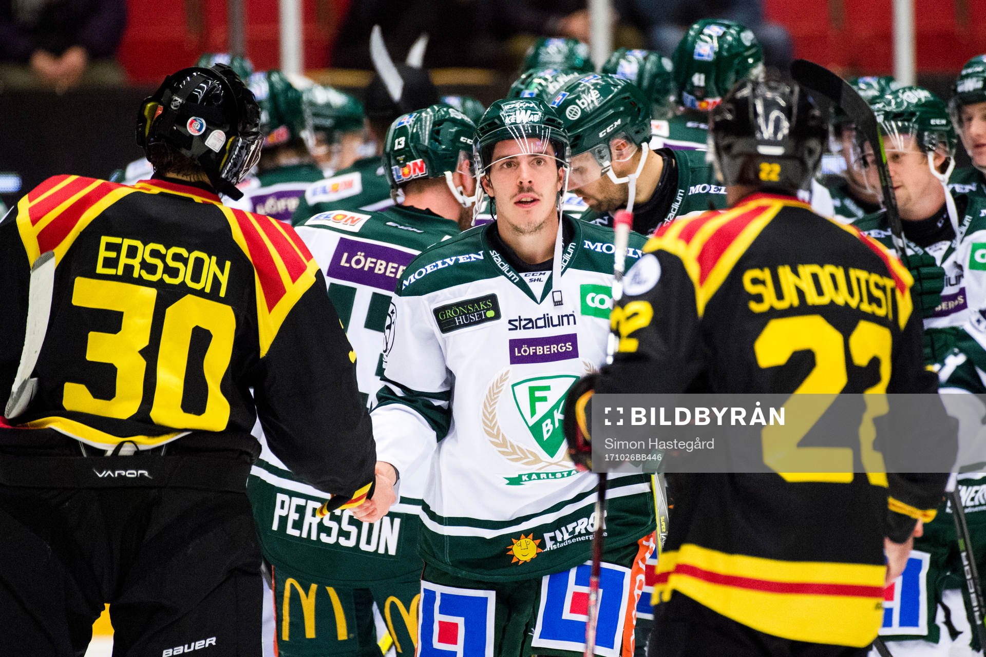 Färjestads Sebastian Erixon tackar Brynäs målvakt Samuel