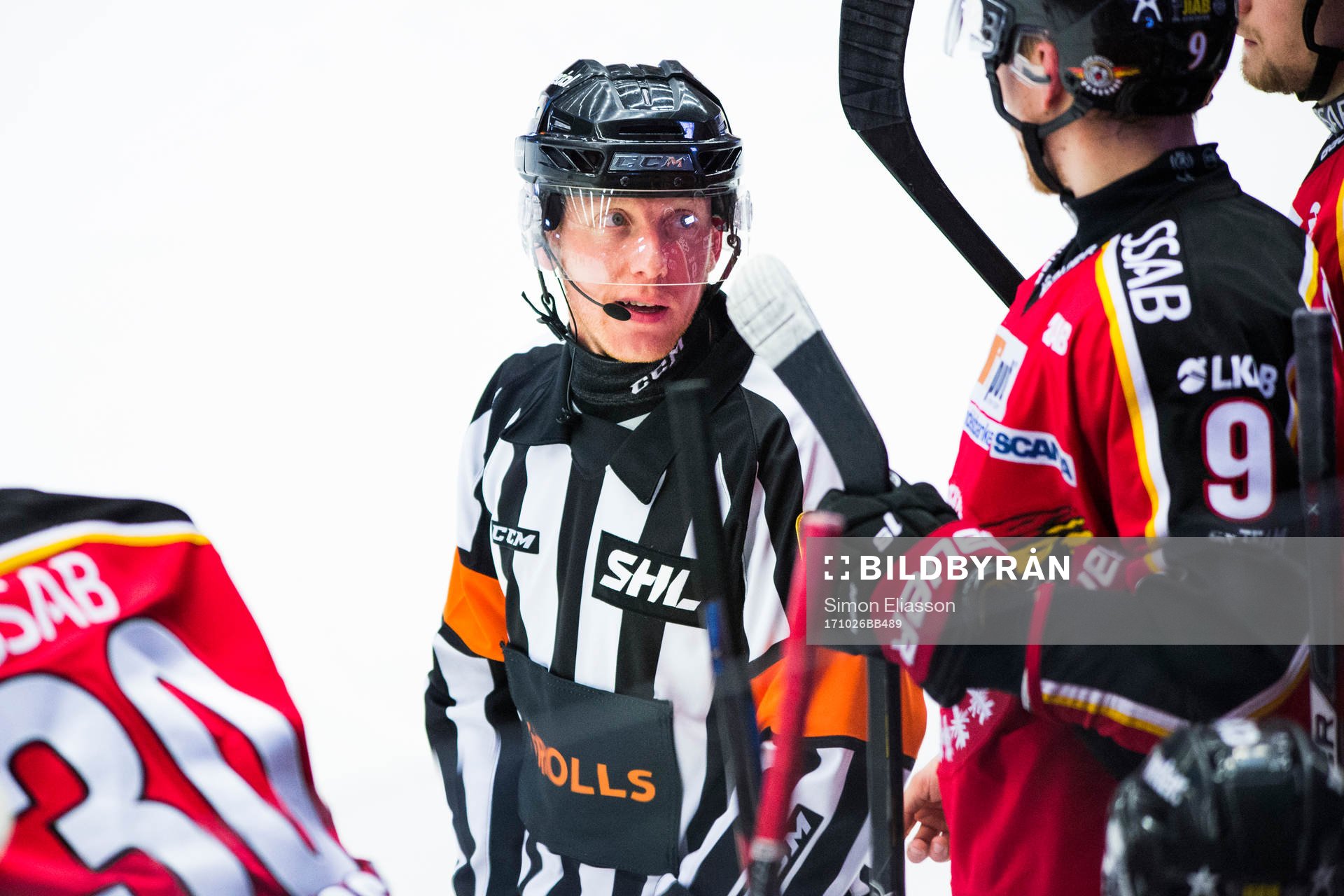 Domare Mikael Holm pratar med Luleås Johan Forsberg
