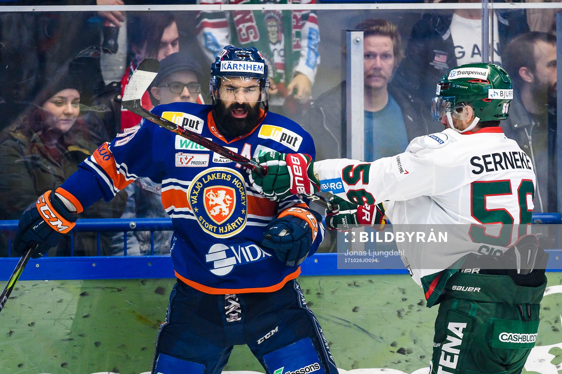 Kamp mellan Växjös Daniel Rahimi och Frölundas Jonathan