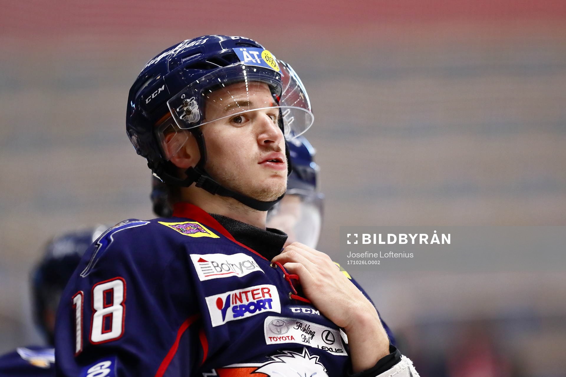 Linköpings Jakob Lilja rättar till halsskyddet innan