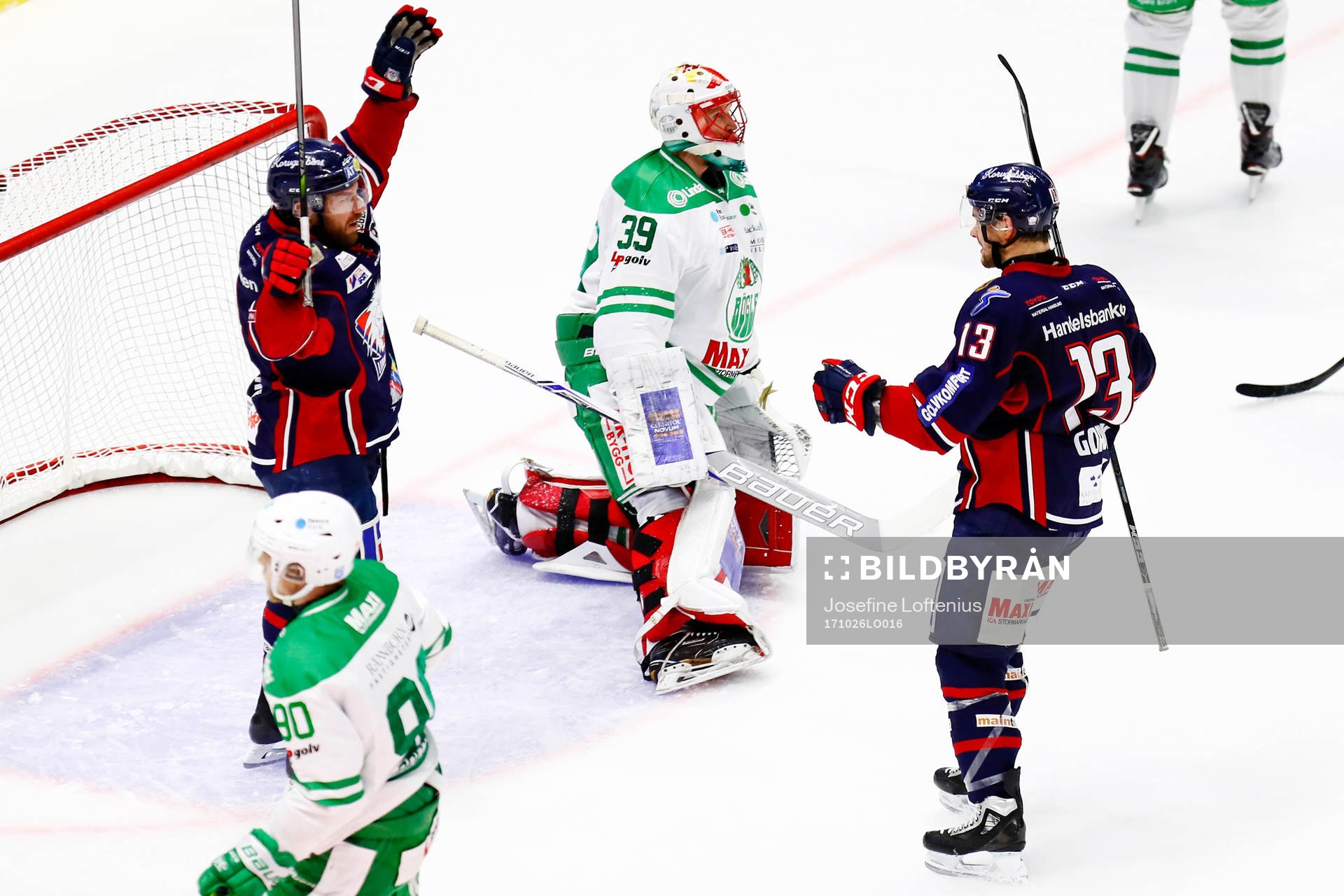Linköpings Andrew Gordon (målskytt) jublar med Derek Roy