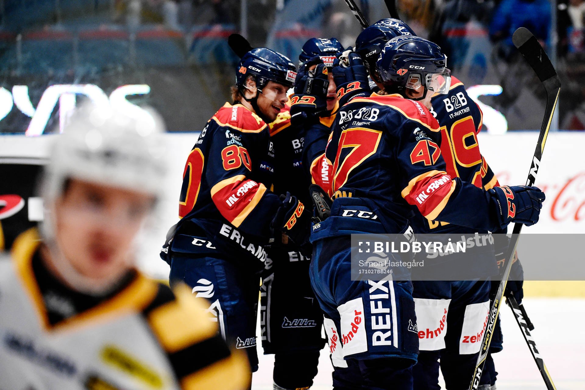 Djurgårdens Gustav Possler jublar med Linus Johansson och