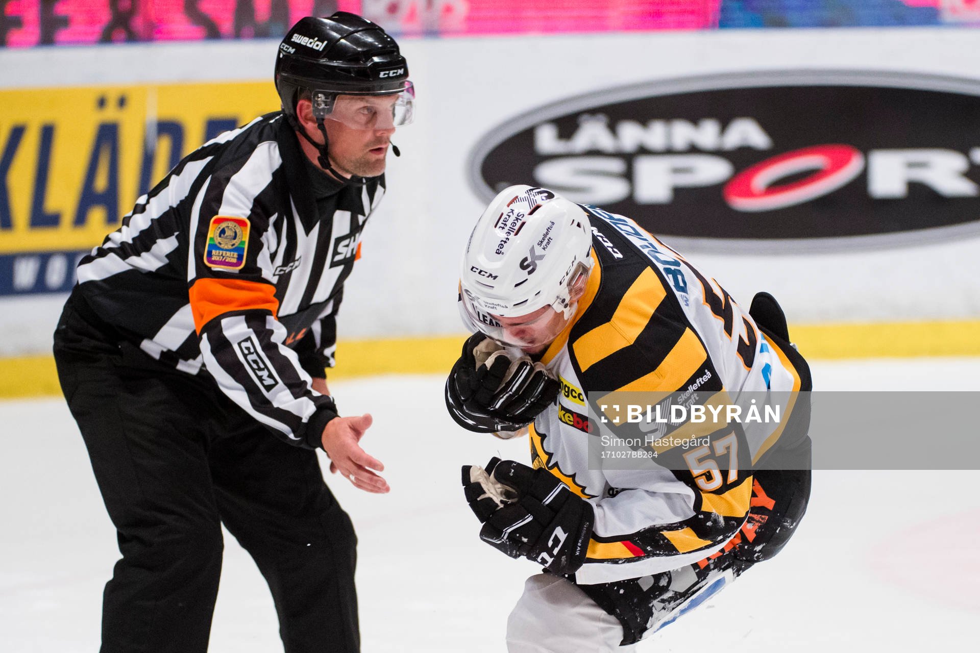 Domare Mikael Nord och Skellefteås Emil Djuse