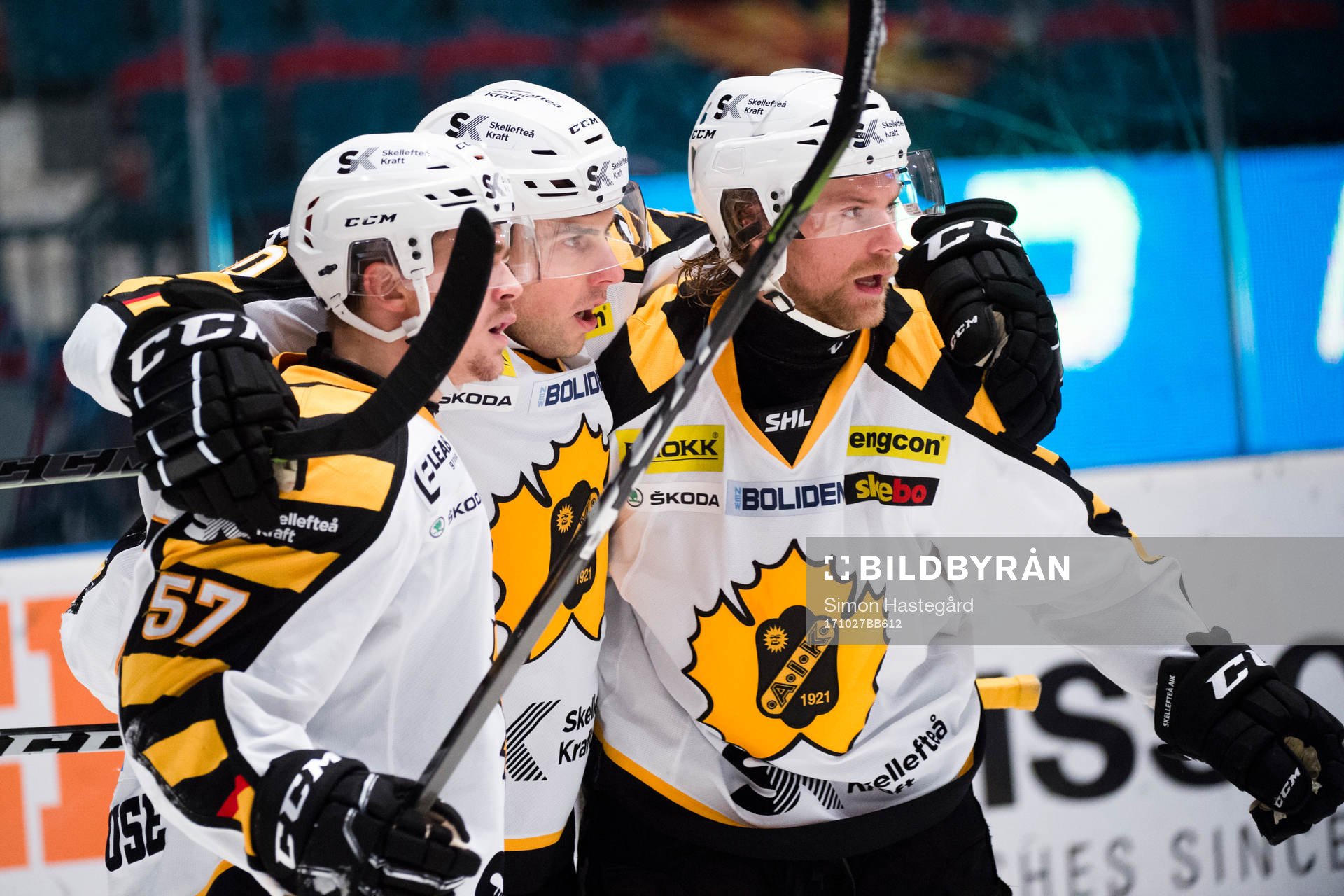 Skellefteås Emil Djuse och Joakim Lindström jublar