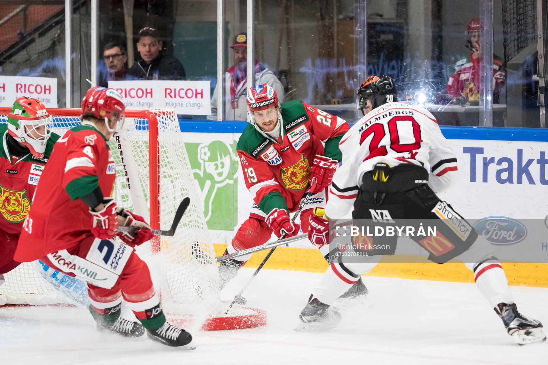 Moras Marcus Fagerudd och Örebros Marcus Weinstock i kamp